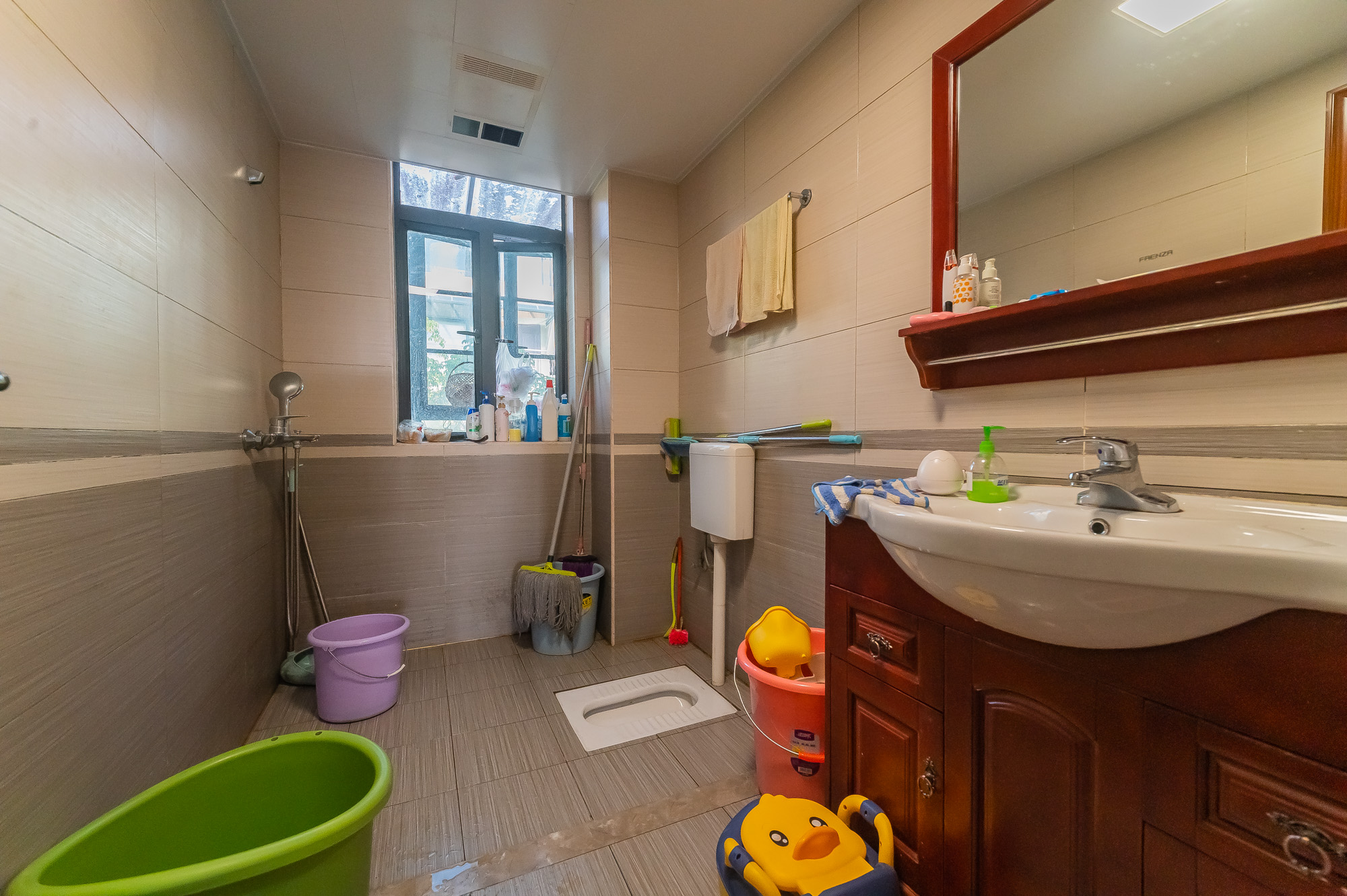 海伦春天 5室2厅3卫 288.0万 海伦春天 5室2厅3卫 288.0万卫生间