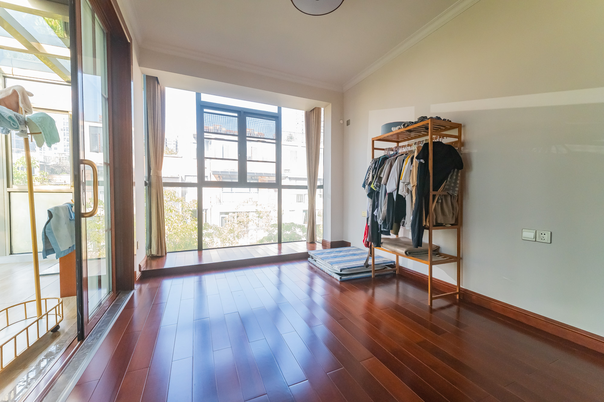 海伦春天 5室2厅3卫 288.0万 海伦春天 5室2厅3卫 288.0万卧室