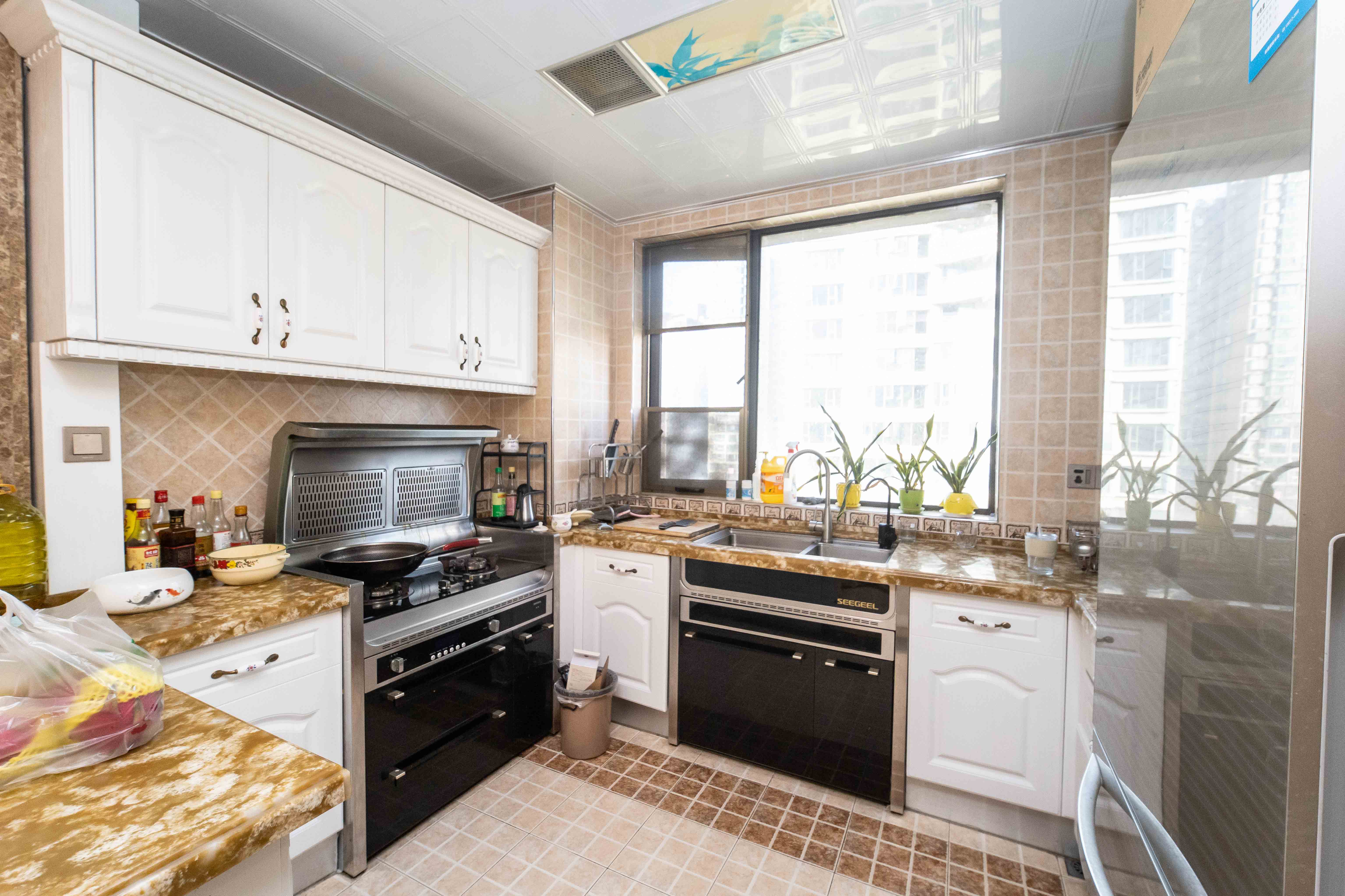 红橡华园(菲莎公馆)  4室2厅2卫    239.0万 红橡华园(菲莎公馆)  4室2厅2卫    239.0万厨房