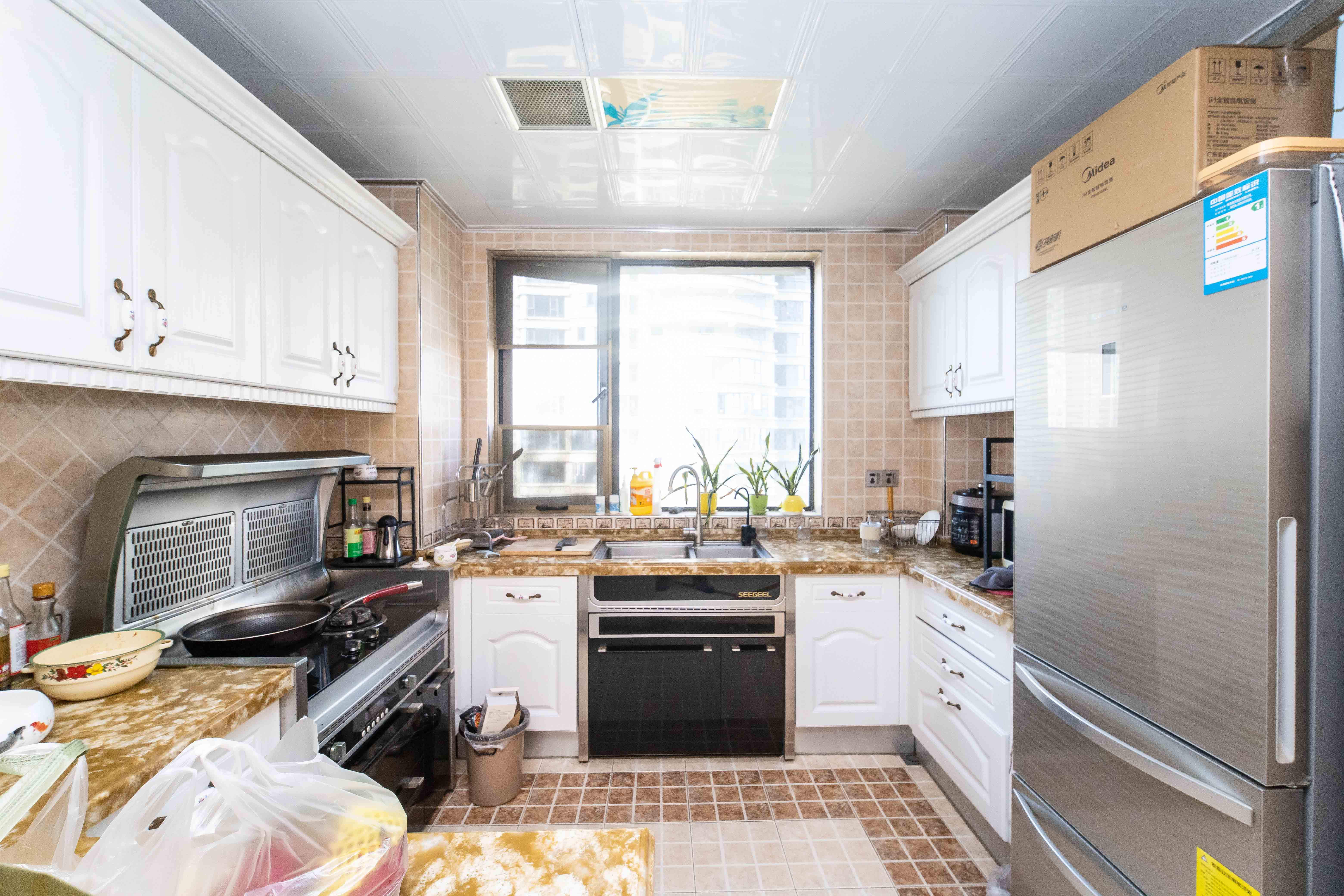 红橡华园(菲莎公馆)  4室2厅2卫    239.0万 红橡华园(菲莎公馆)  4室2厅2卫    239.0万厨房