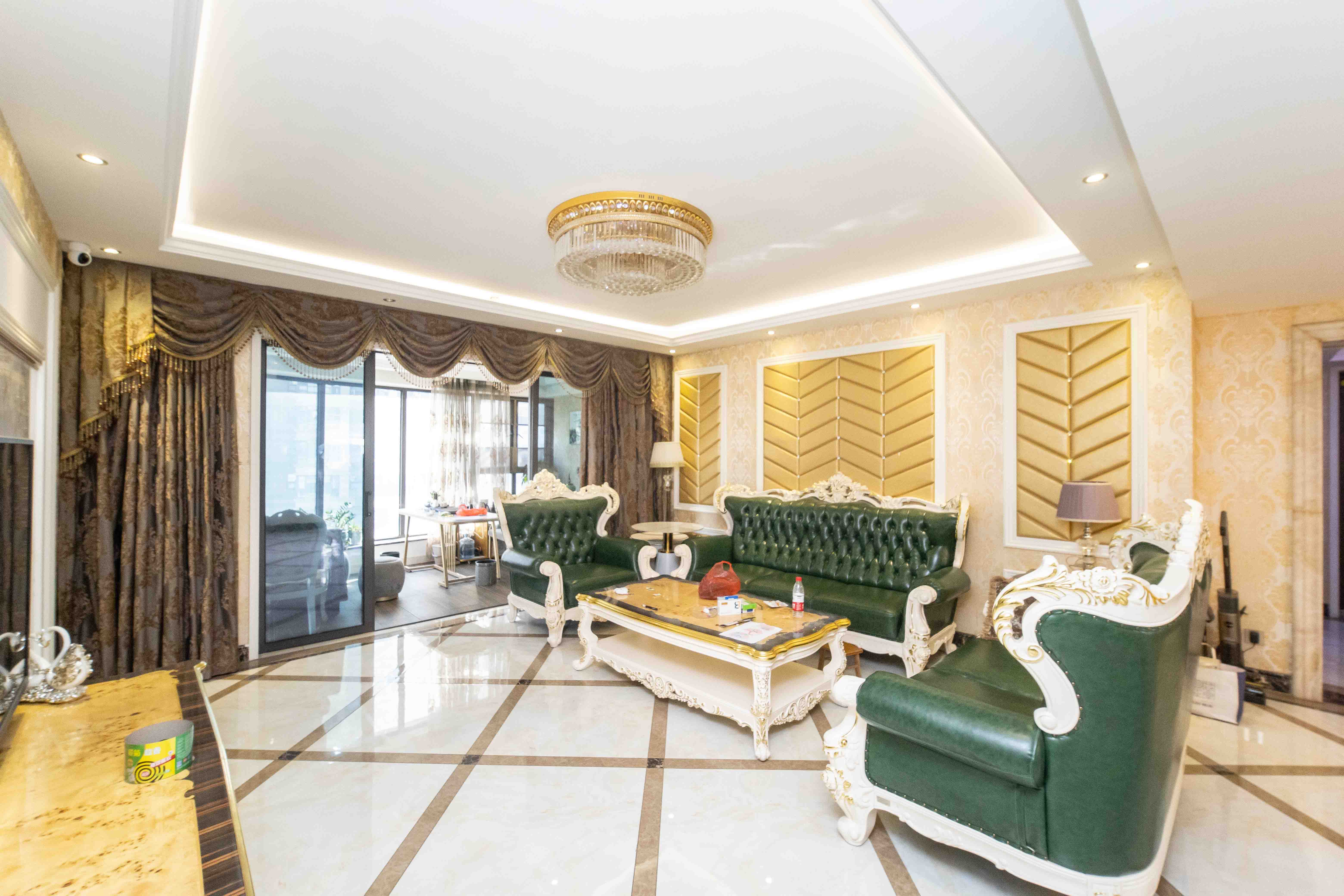 红橡华园(菲莎公馆)  4室2厅2卫    239.0万 红橡华园(菲莎公馆)  4室2厅2卫    239.0万客厅