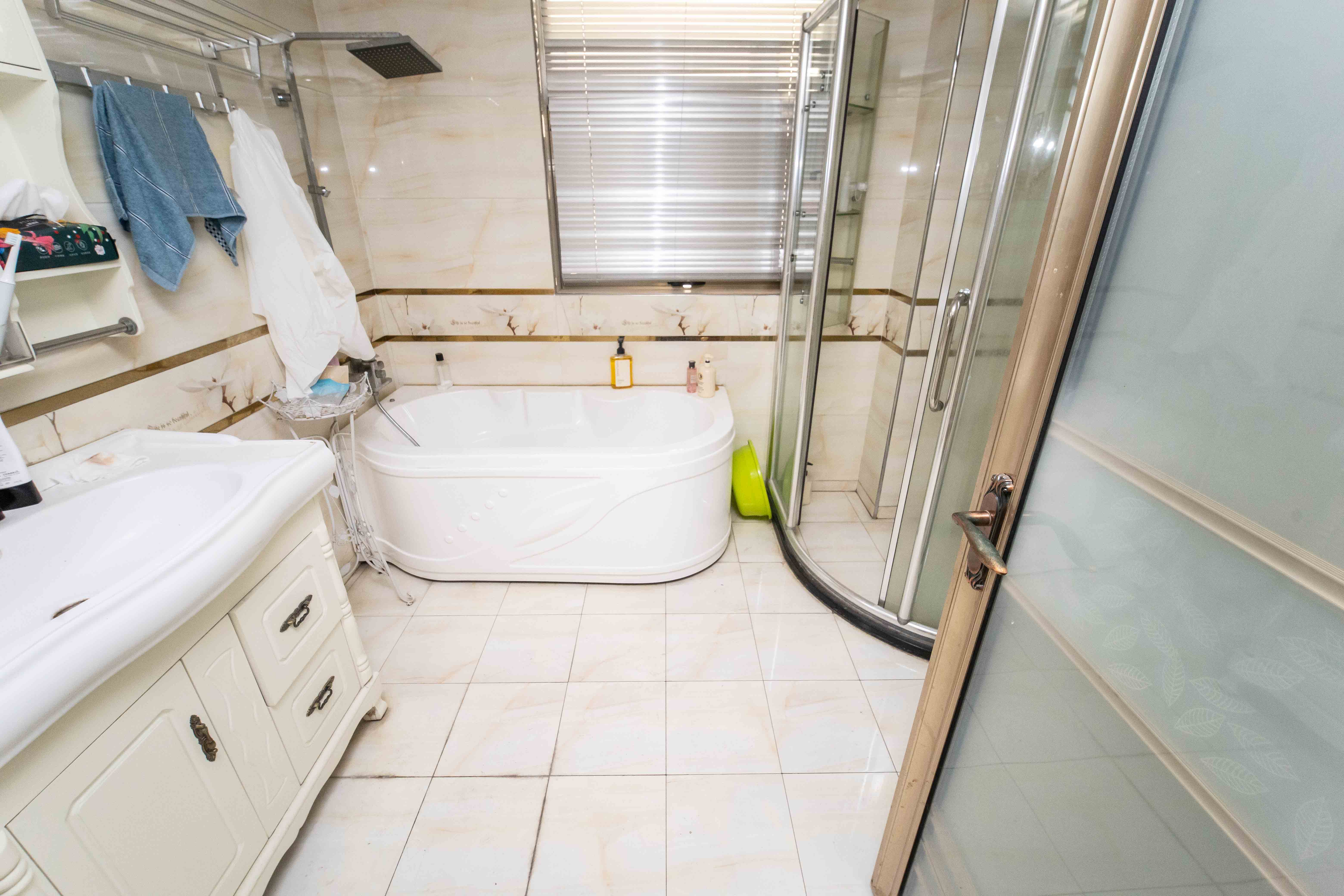 红橡华园(菲莎公馆)  4室2厅2卫    239.0万 红橡华园(菲莎公馆)  4室2厅2卫    239.0万卫生间