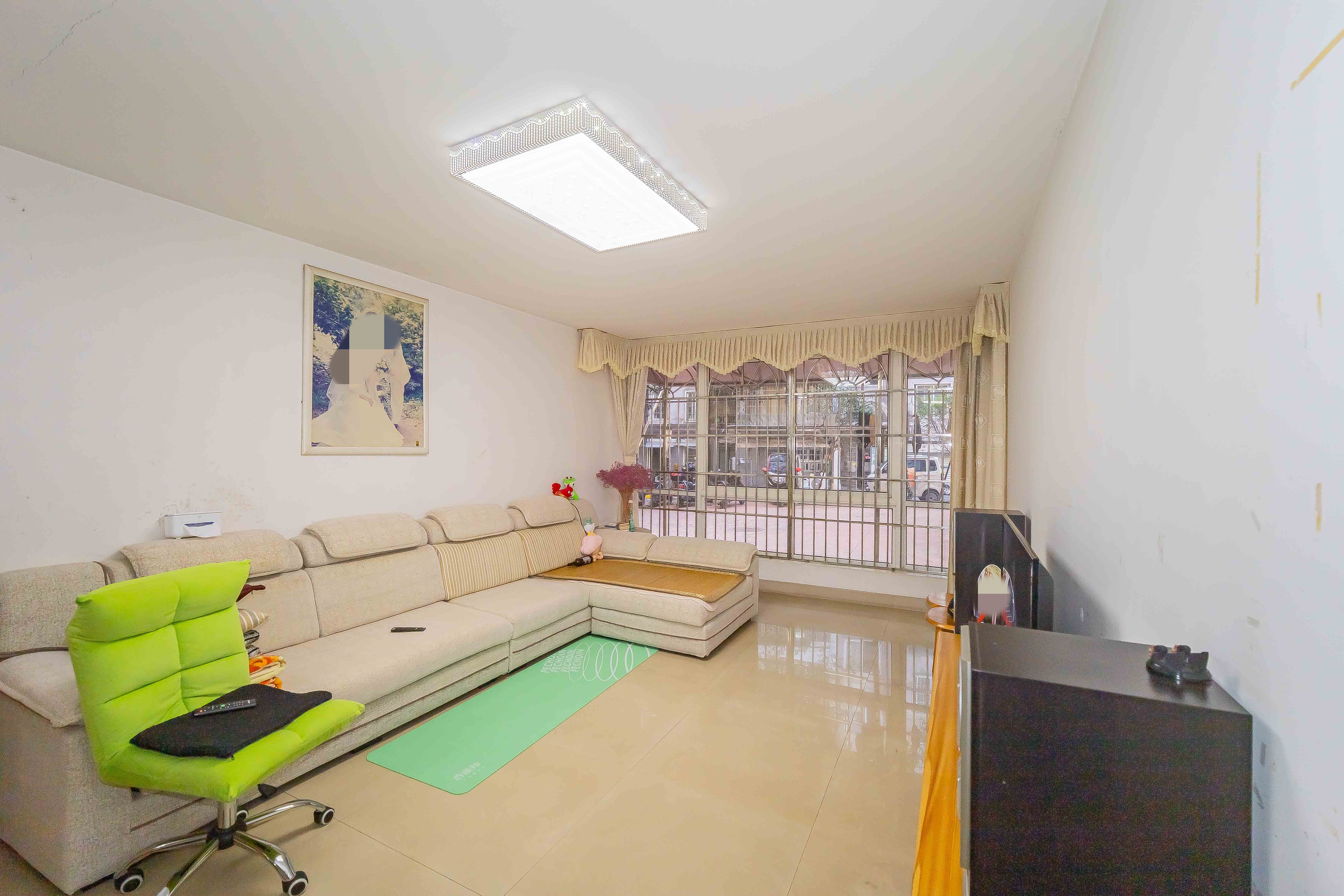 丽江翠园 3室2厅1卫 62.8万 丽江翠园 3室2厅1卫 62.8万客厅