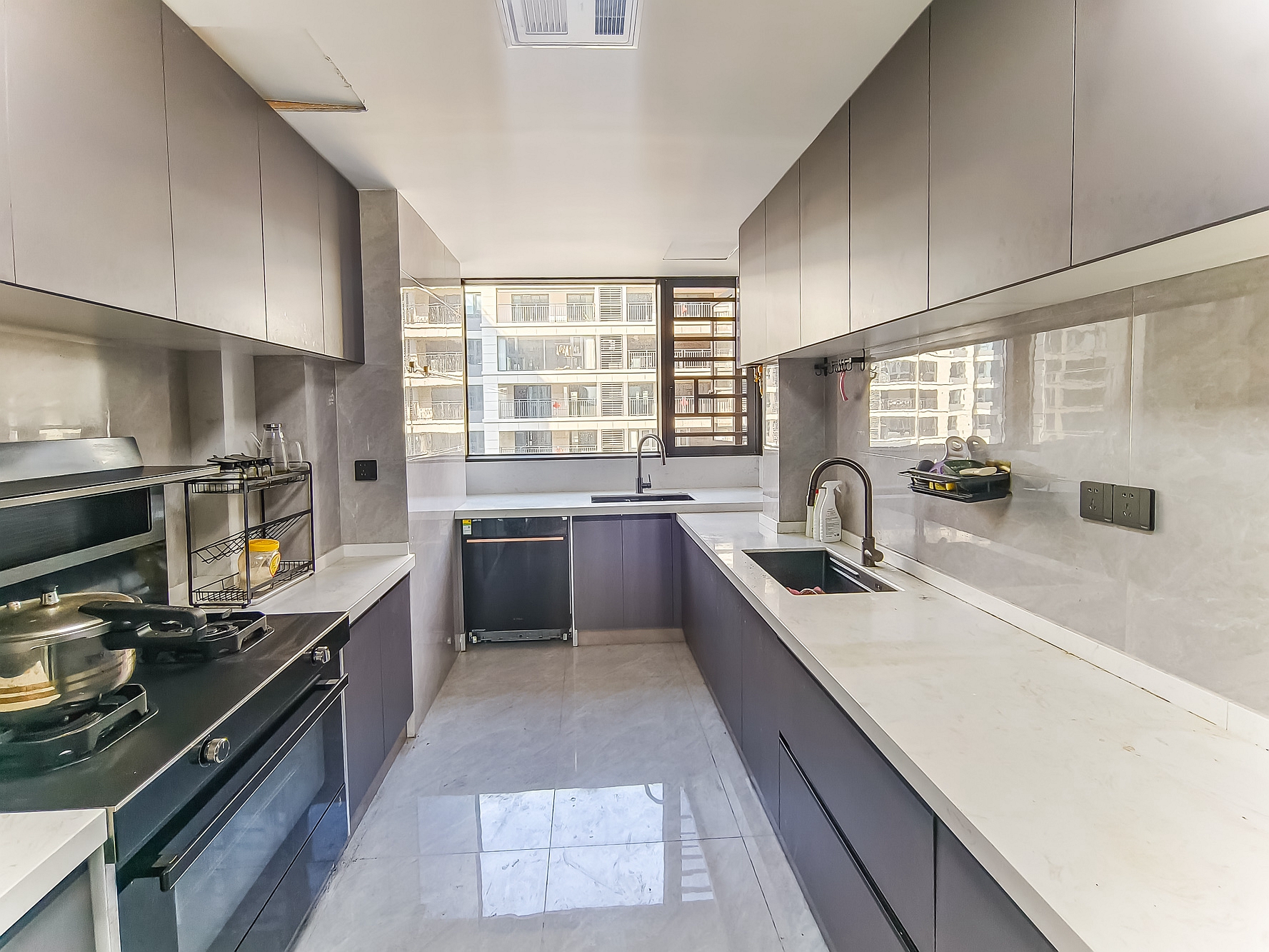 保利金香槟 4室2厅2卫 167.8万 保利金香槟 4室2厅2卫 167.8万厨房