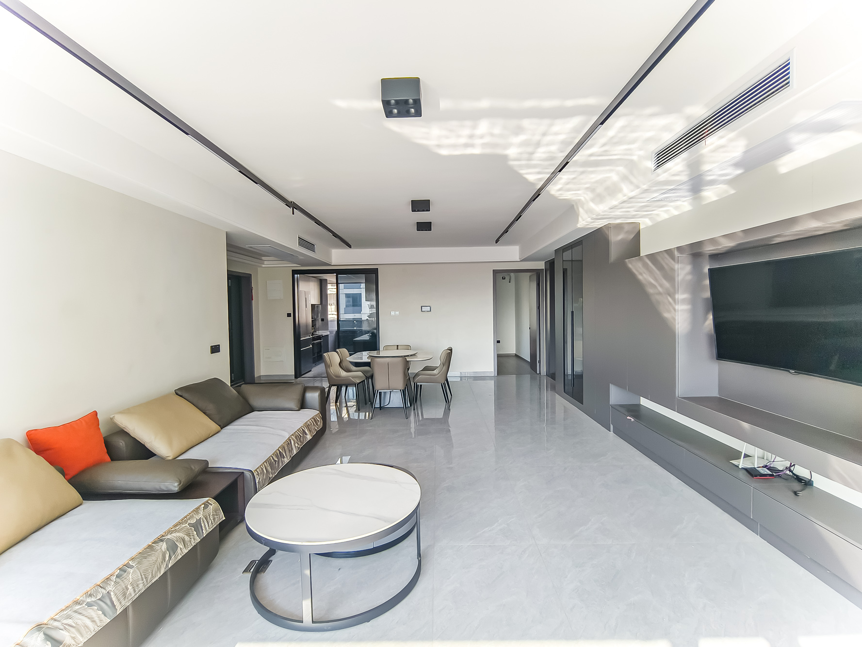 保利金香槟 4室2厅2卫 167.8万 保利金香槟 4室2厅2卫 167.8万客厅