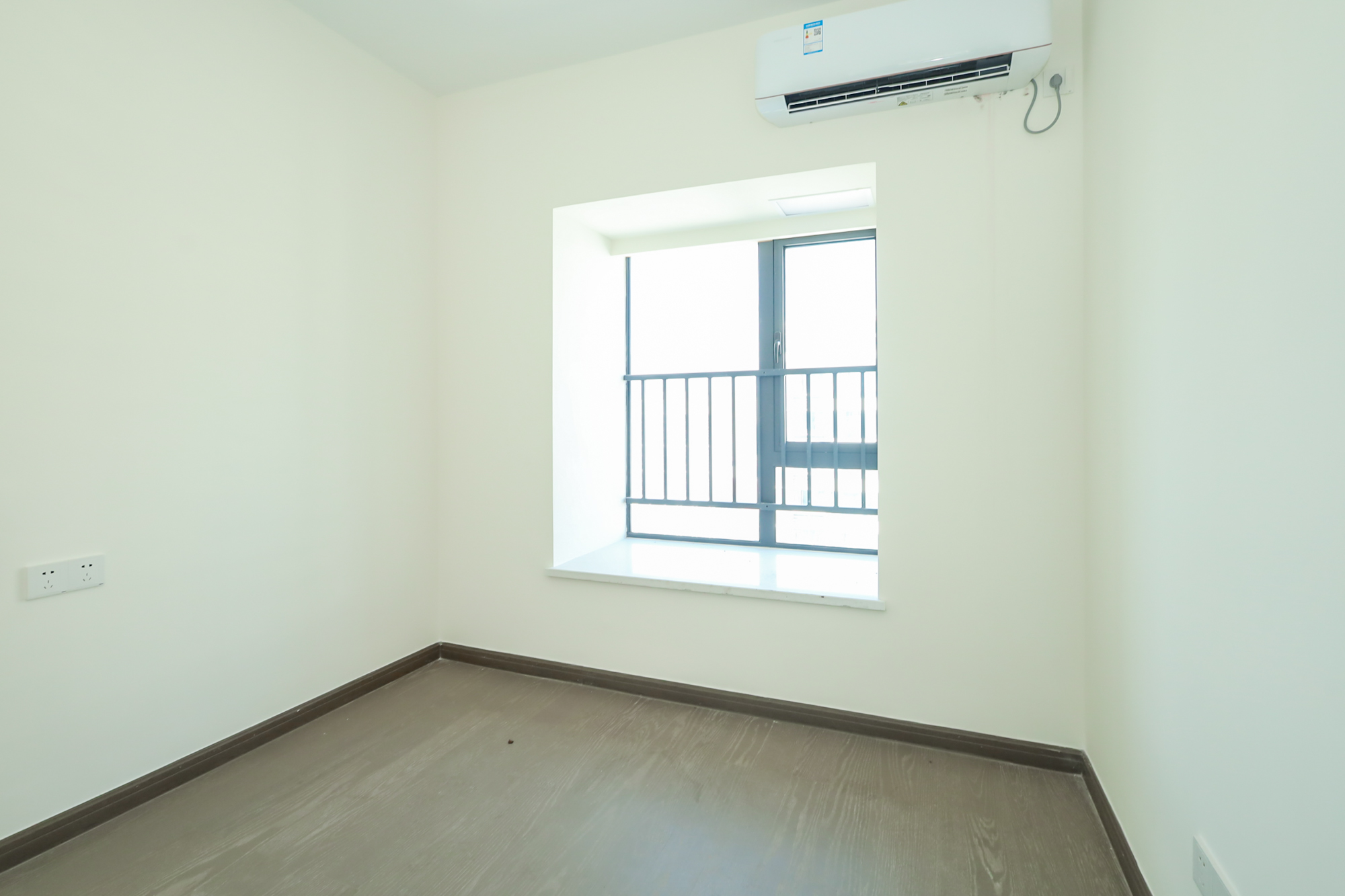 滨江府1913  4室2厅2卫   266.00万卧室