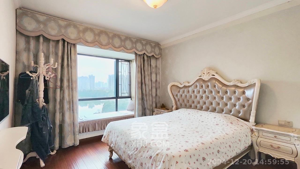 藏珑湖上国际花园  4室2厅2卫   5500.00元/月室内图