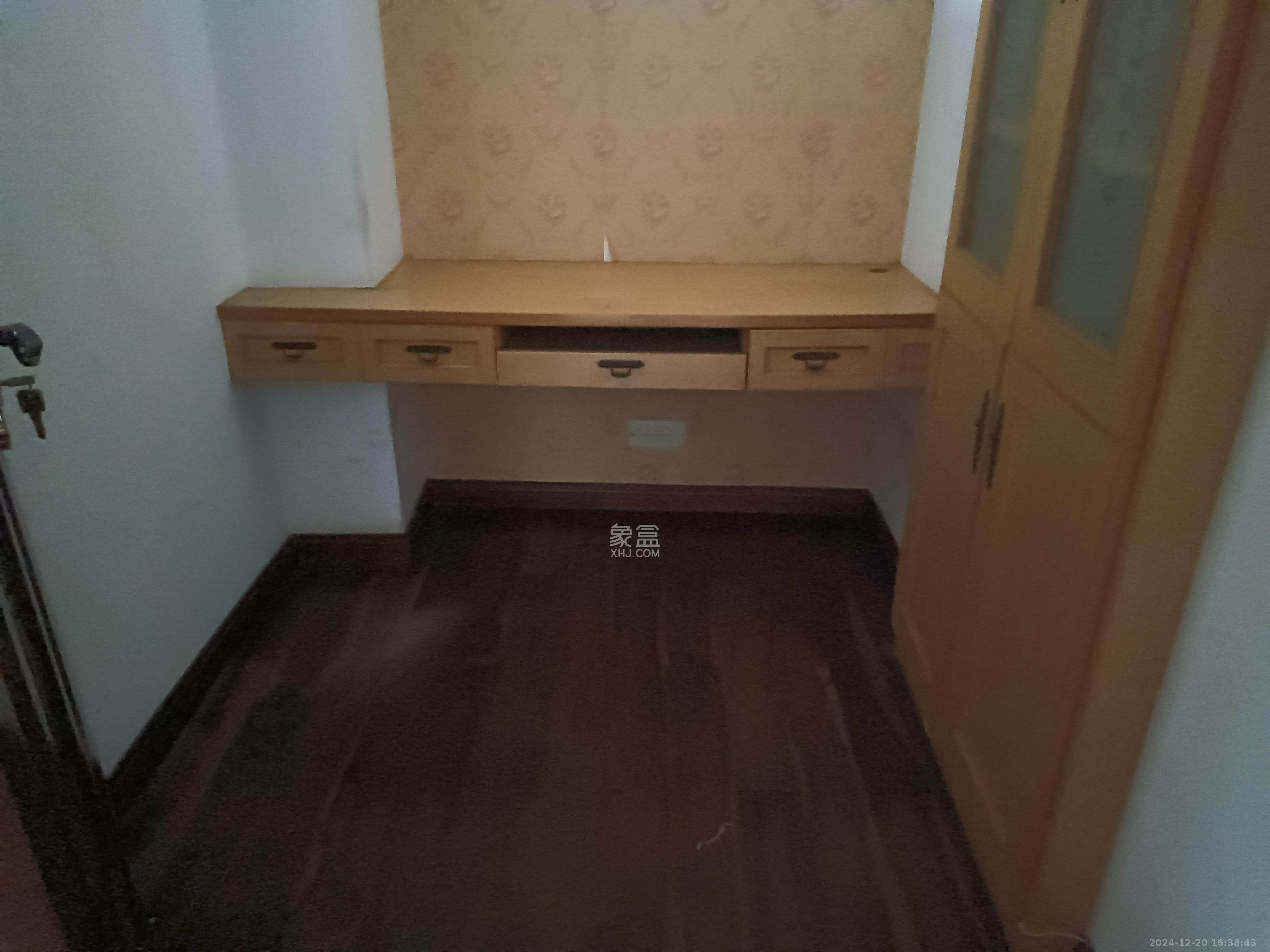 浏阳河畔家园  3室2厅2卫    2400.0元/月 浏阳河畔家园  3室2厅2卫    2400.0元/月室内图