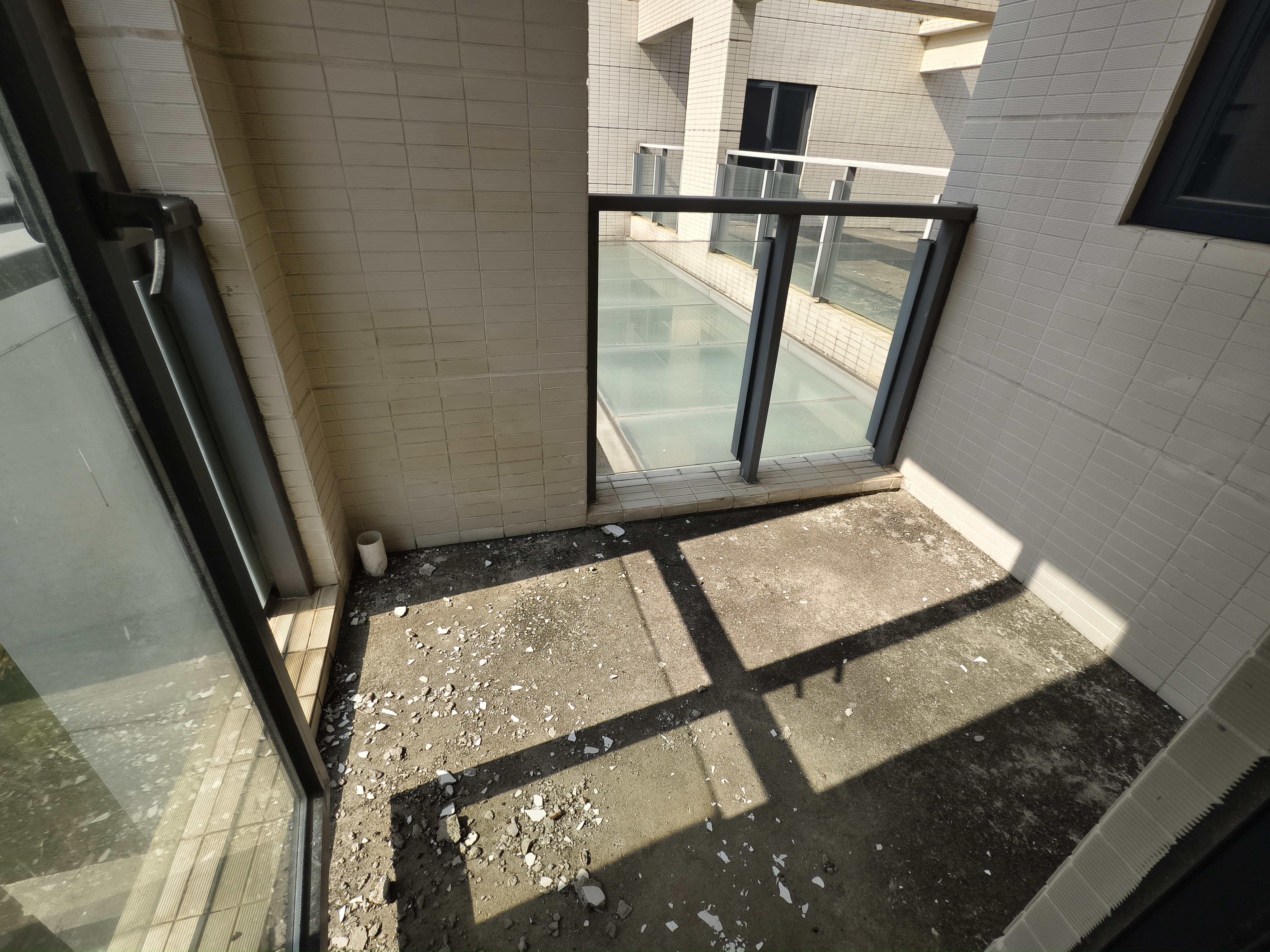 碧桂园中央半岛 4室2厅4卫 580.0万 碧桂园中央半岛 4室2厅4卫 580.0万客厅