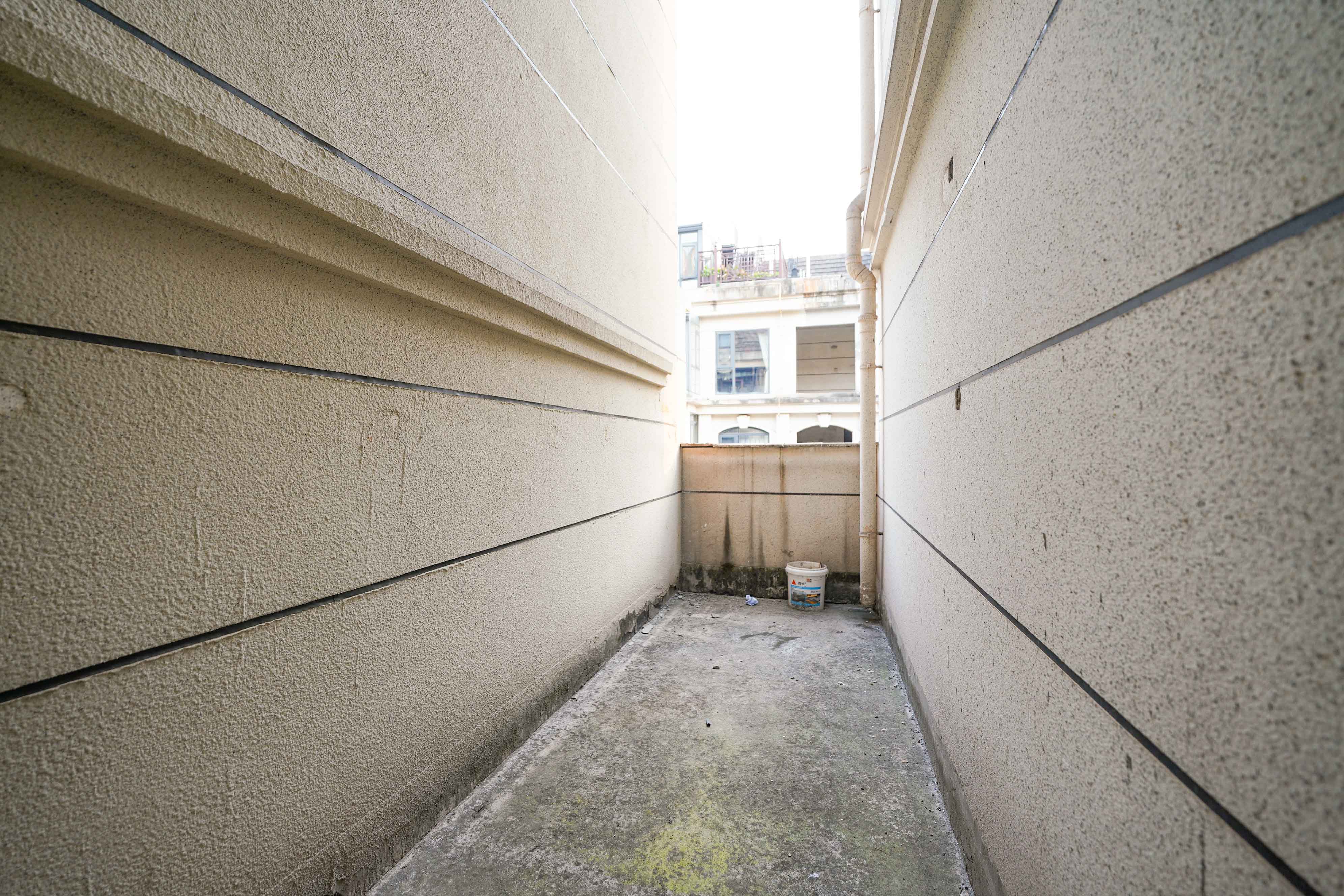 卢浮原著  4室2厅3卫   230.00万阳台