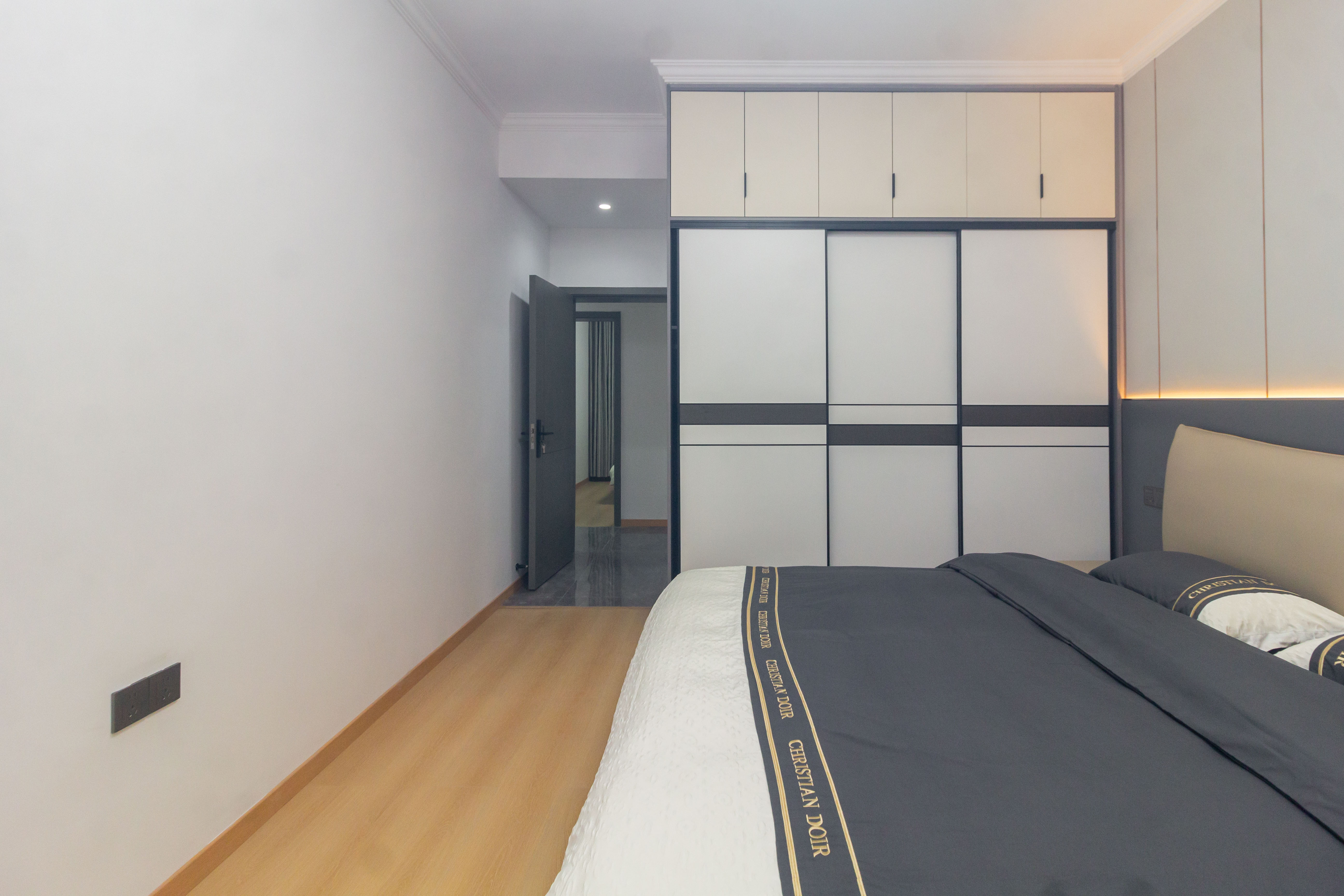 东城名苑  3室2厅2卫   66.60万卧室