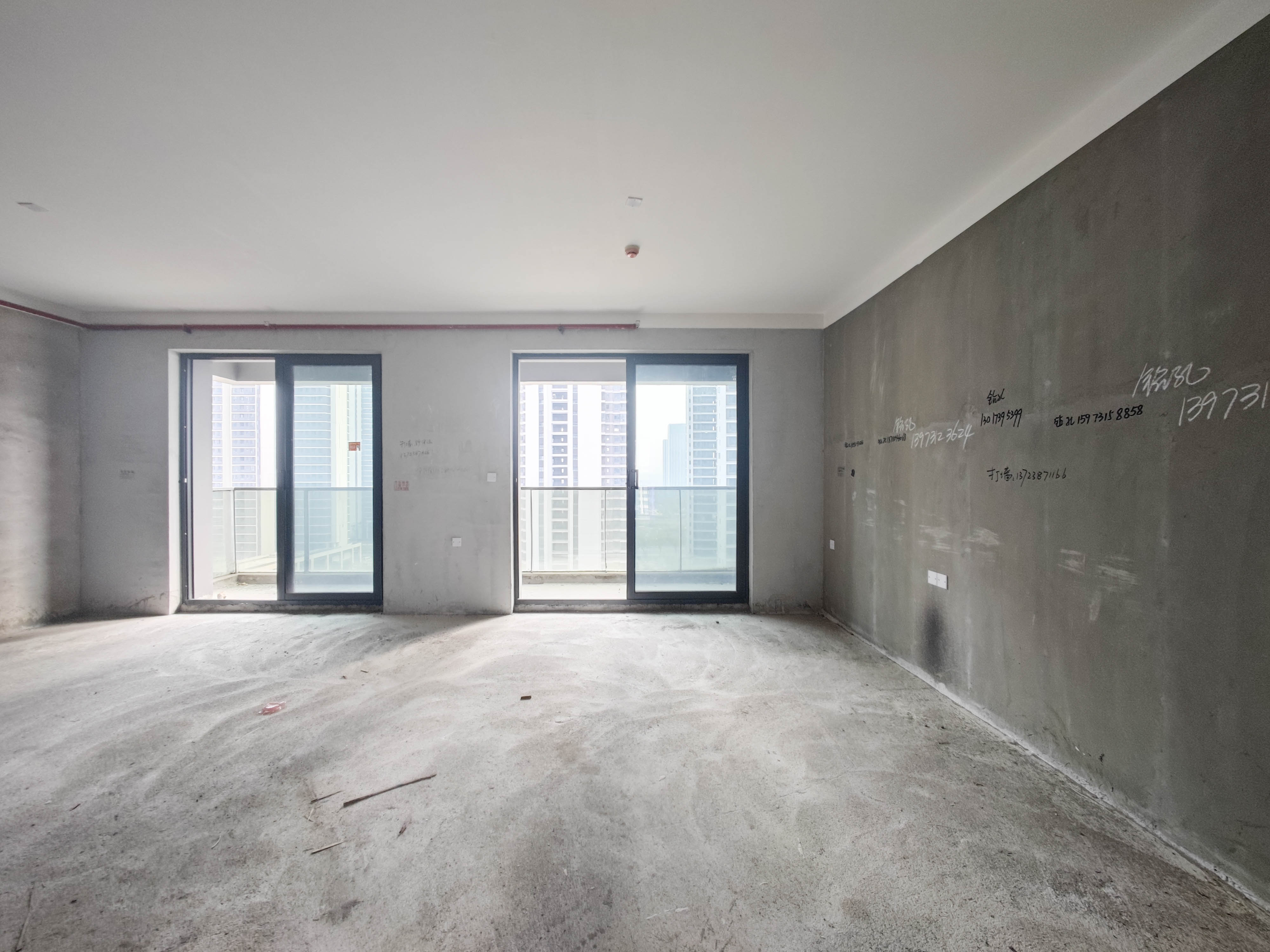 融创会展上东区  5室2厅3卫    176.0万 融创会展上东区  5室2厅3卫    176.0万客厅