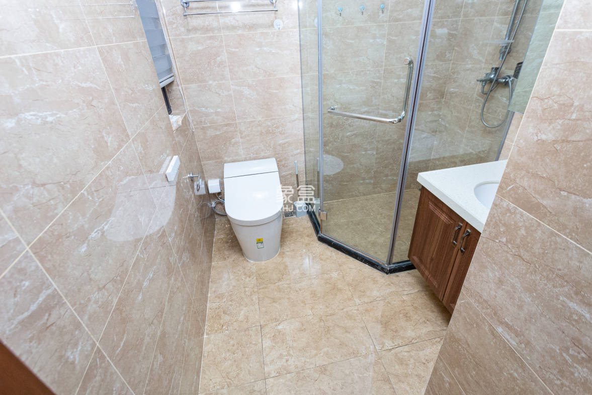 万润滨江天著 4室2厅2卫 165.0万 万润滨江天著 4室2厅2卫 165.0万卫生间