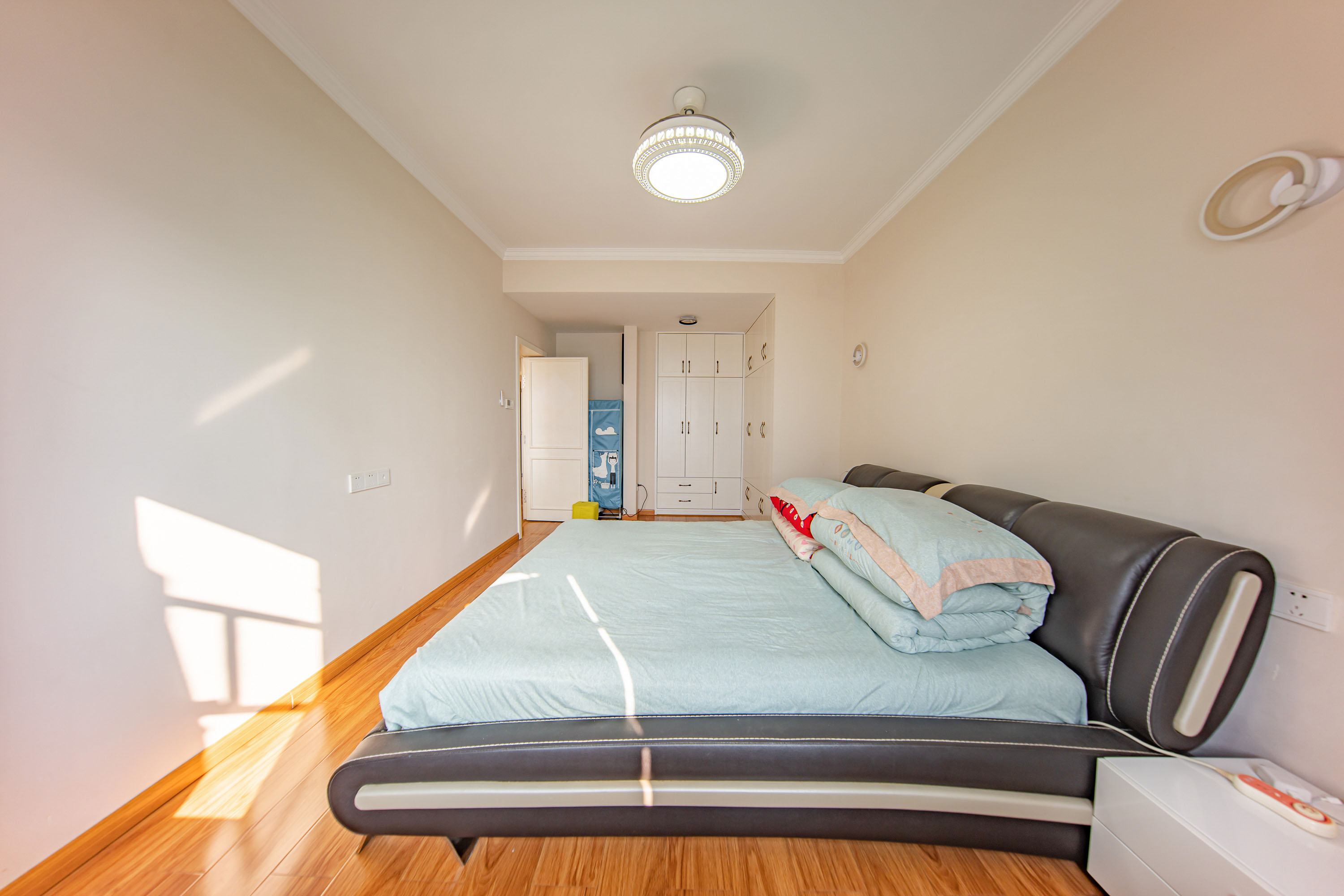 南山十里天池 3室2厅2卫 88.0万 南山十里天池 3室2厅2卫 88.0万卧室