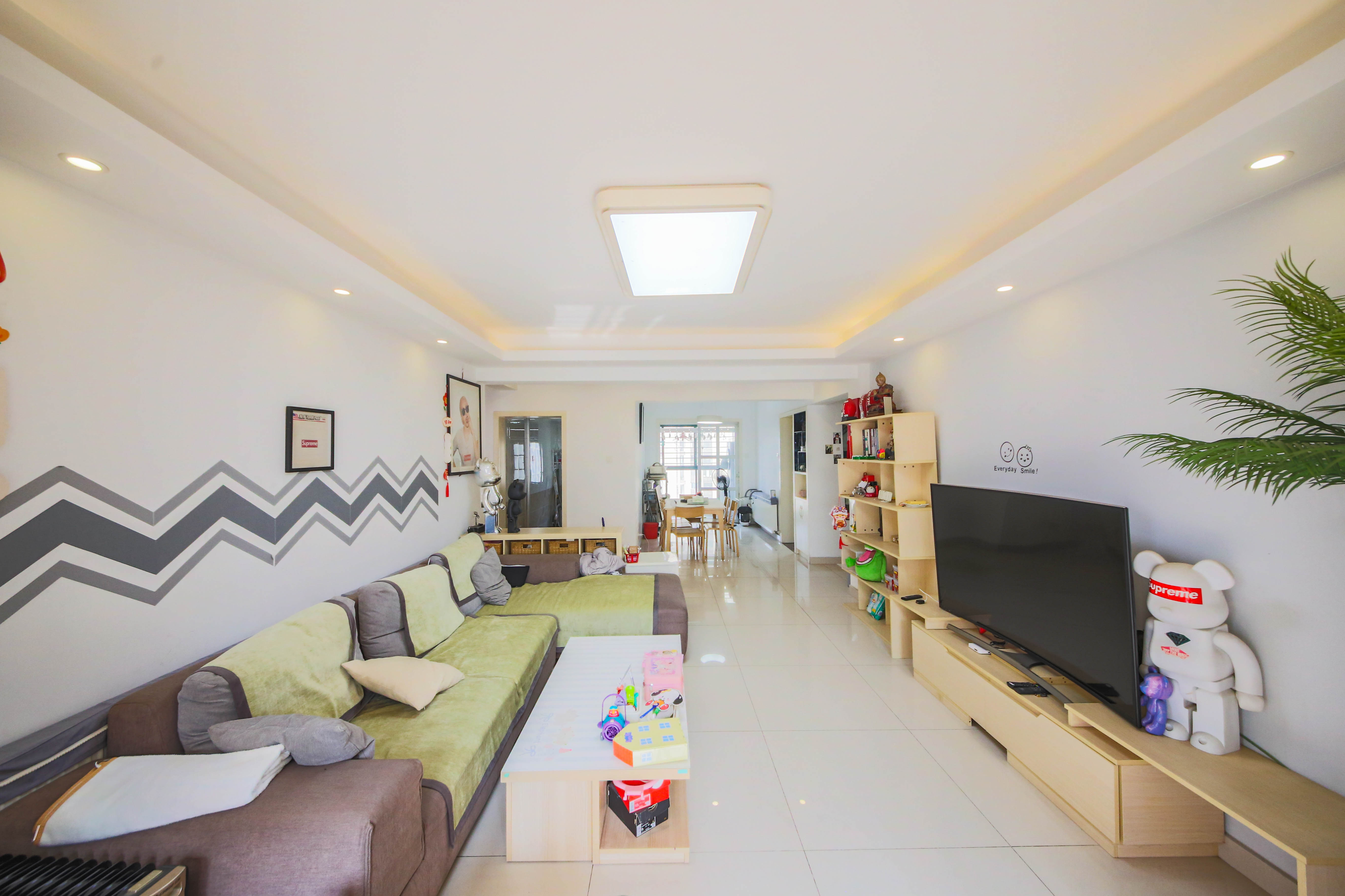 克拉美丽山庄(晟领国际) 4室2厅2卫 140.0万 克拉美丽山庄(晟领国际) 4室2厅2卫 140.0万客厅