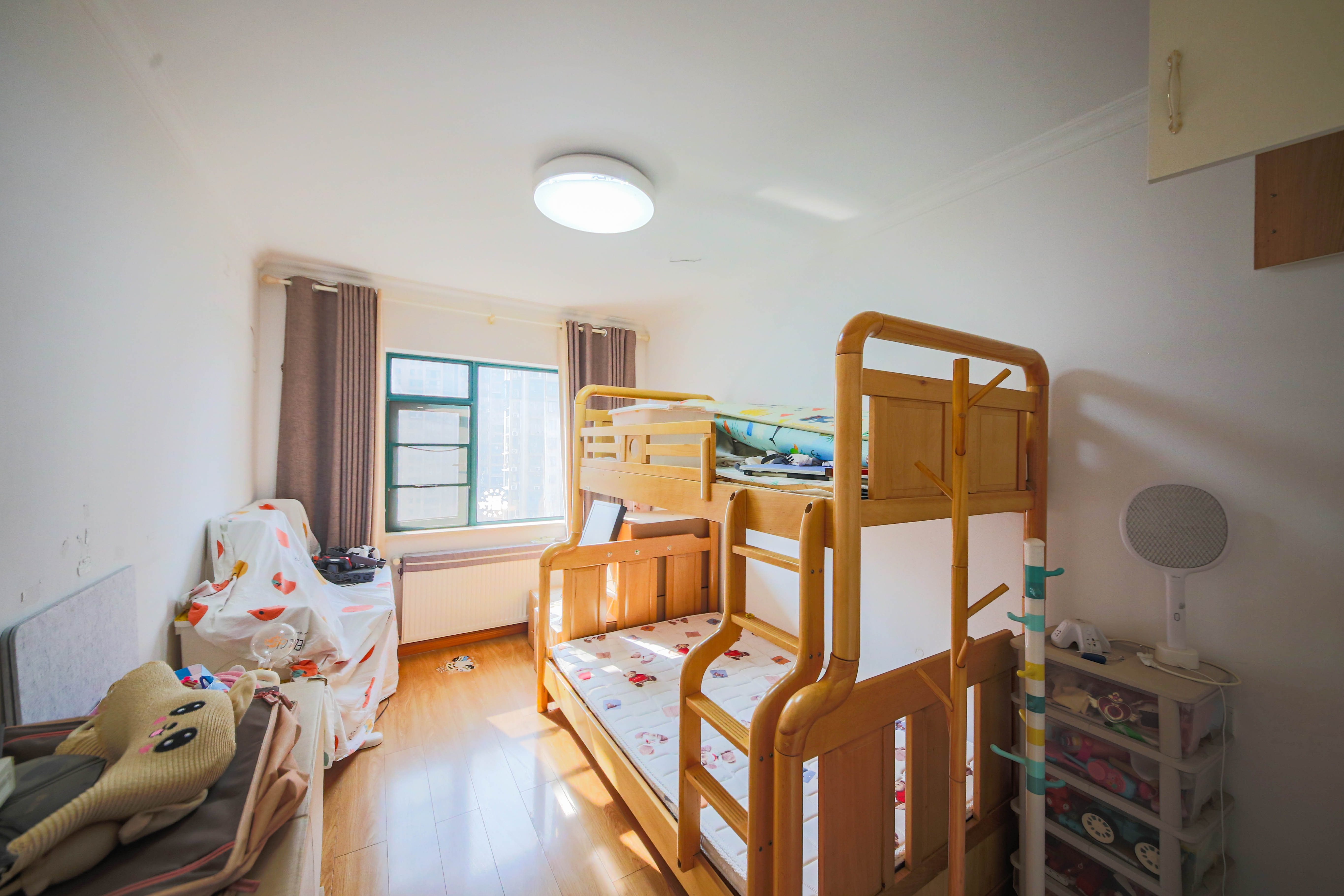 克拉美丽山庄(晟领国际) 4室2厅2卫 140.0万 克拉美丽山庄(晟领国际) 4室2厅2卫 140.0万卧室