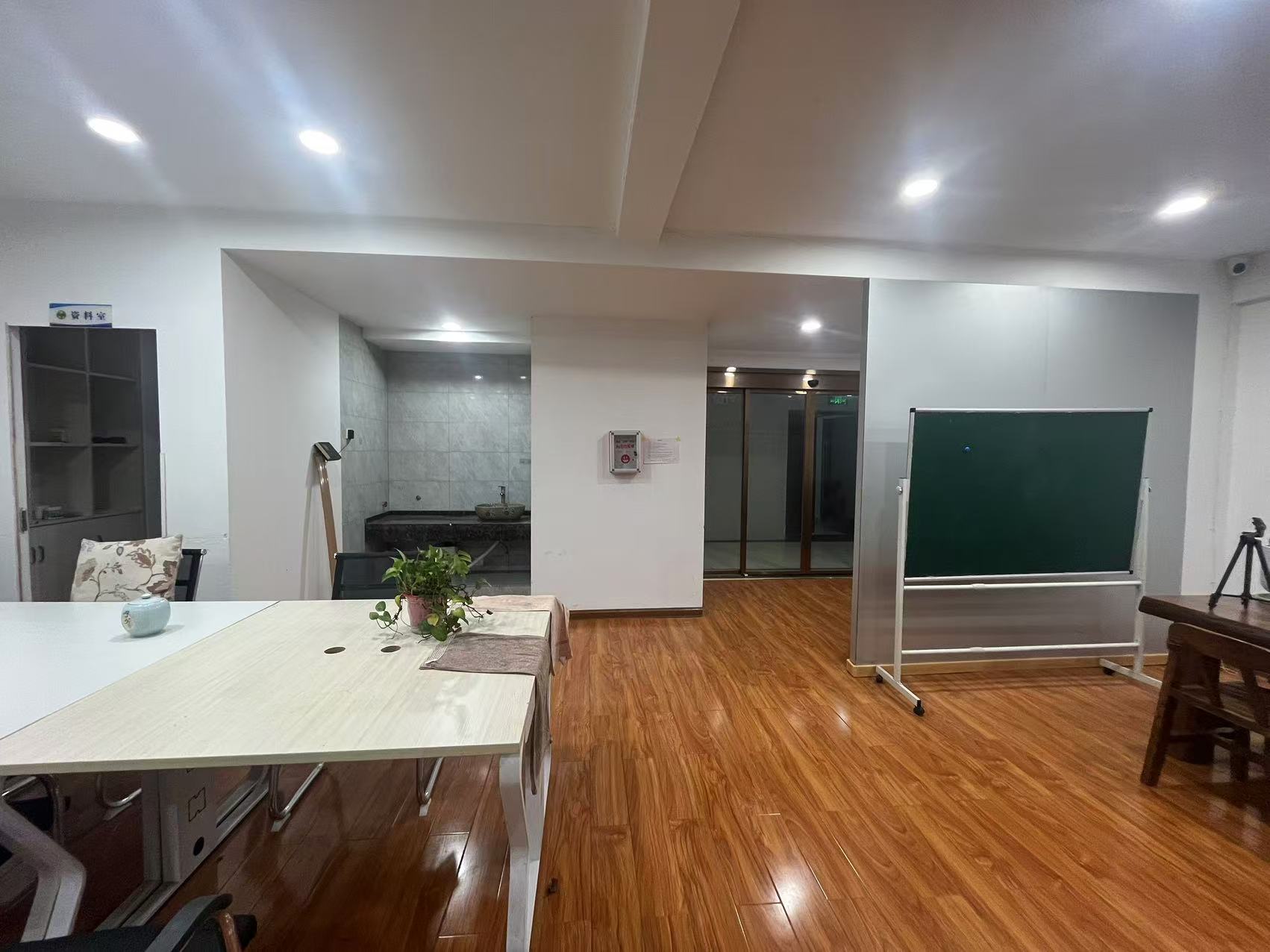 华晨御园 1室1厅1卫 3300.0元/月 华晨御园 1室1厅1卫 3300.0元/月室内图