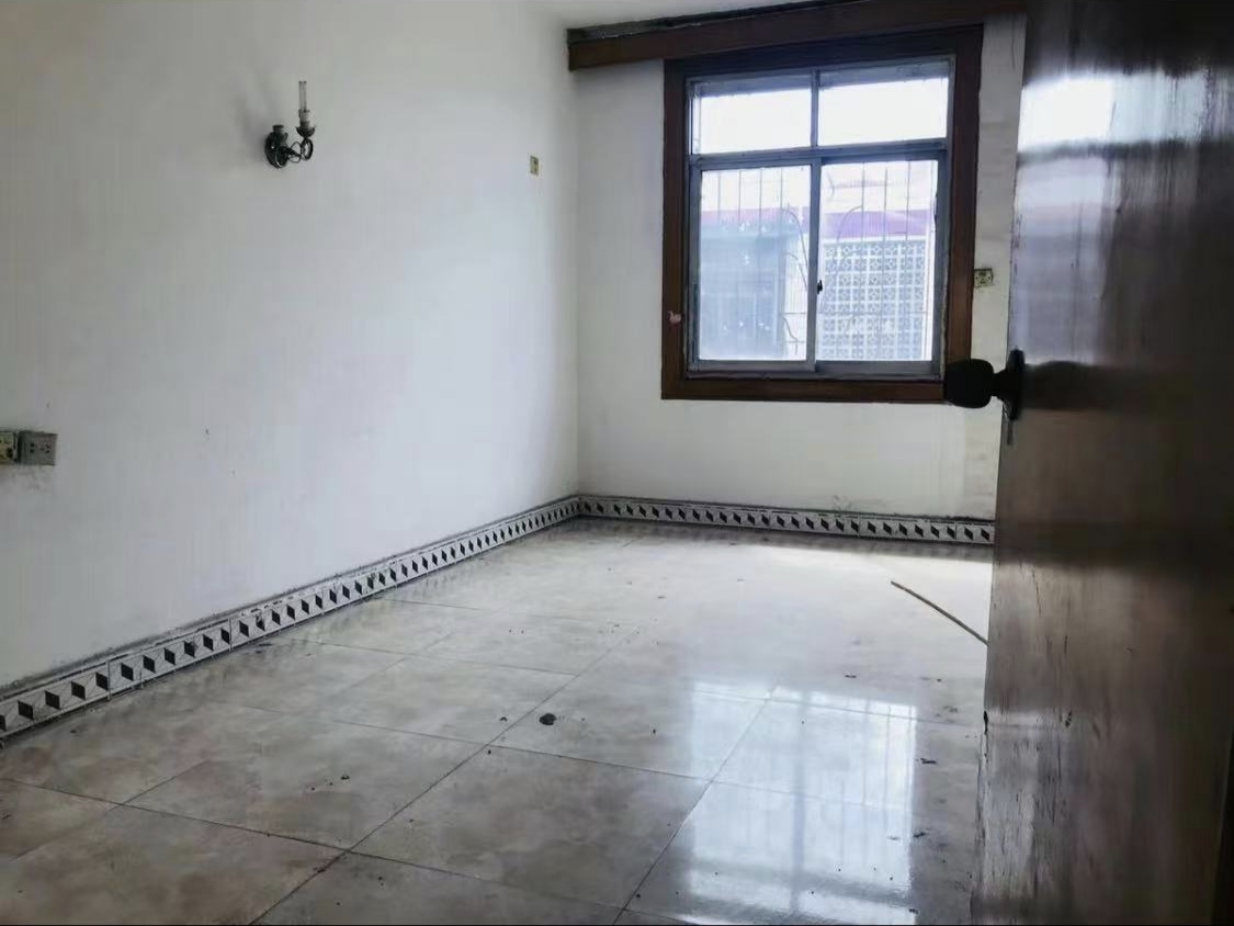 涟钢大市场 3室2厅1卫 28.8万 涟钢大市场 3室2厅1卫 28.8万客厅