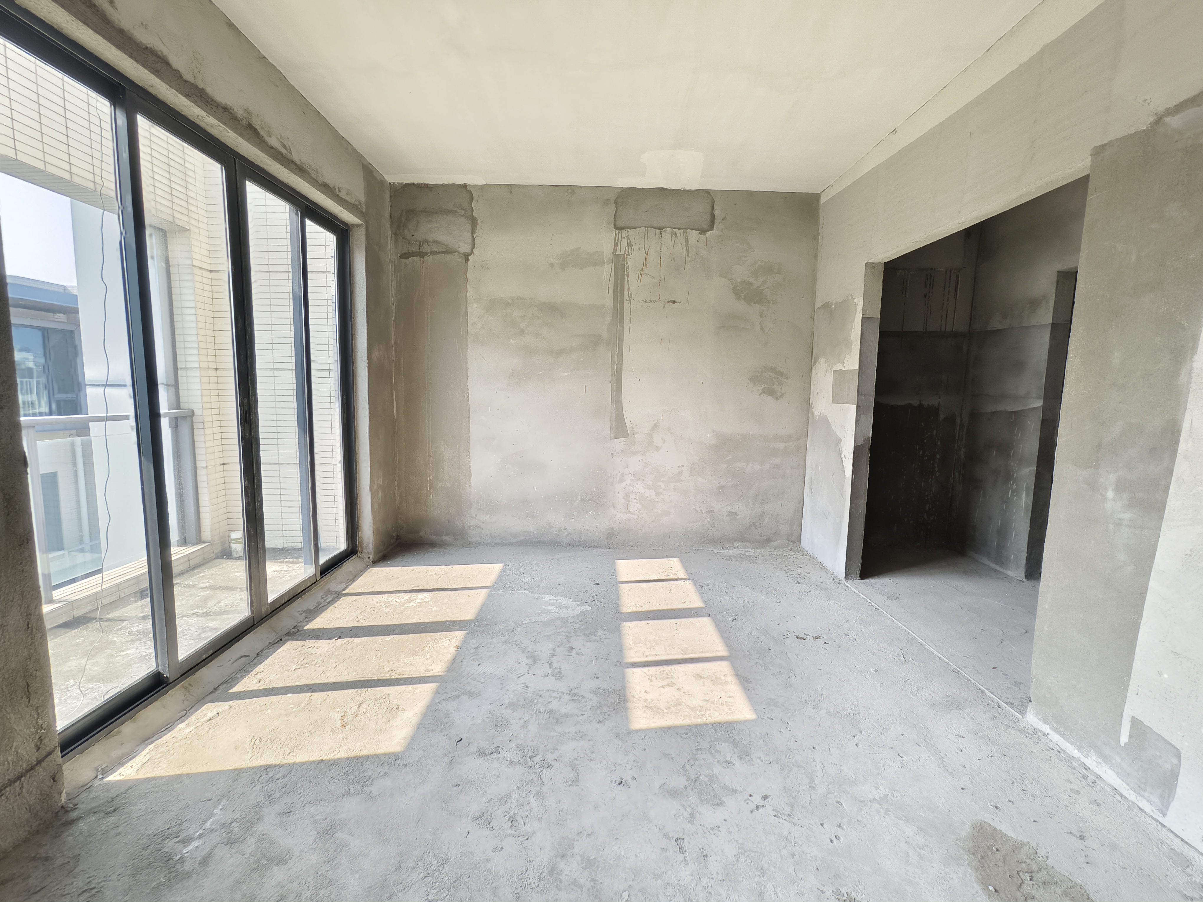 碧桂园中央半岛 4室2厅4卫 580.0万 碧桂园中央半岛 4室2厅4卫 580.0万客厅