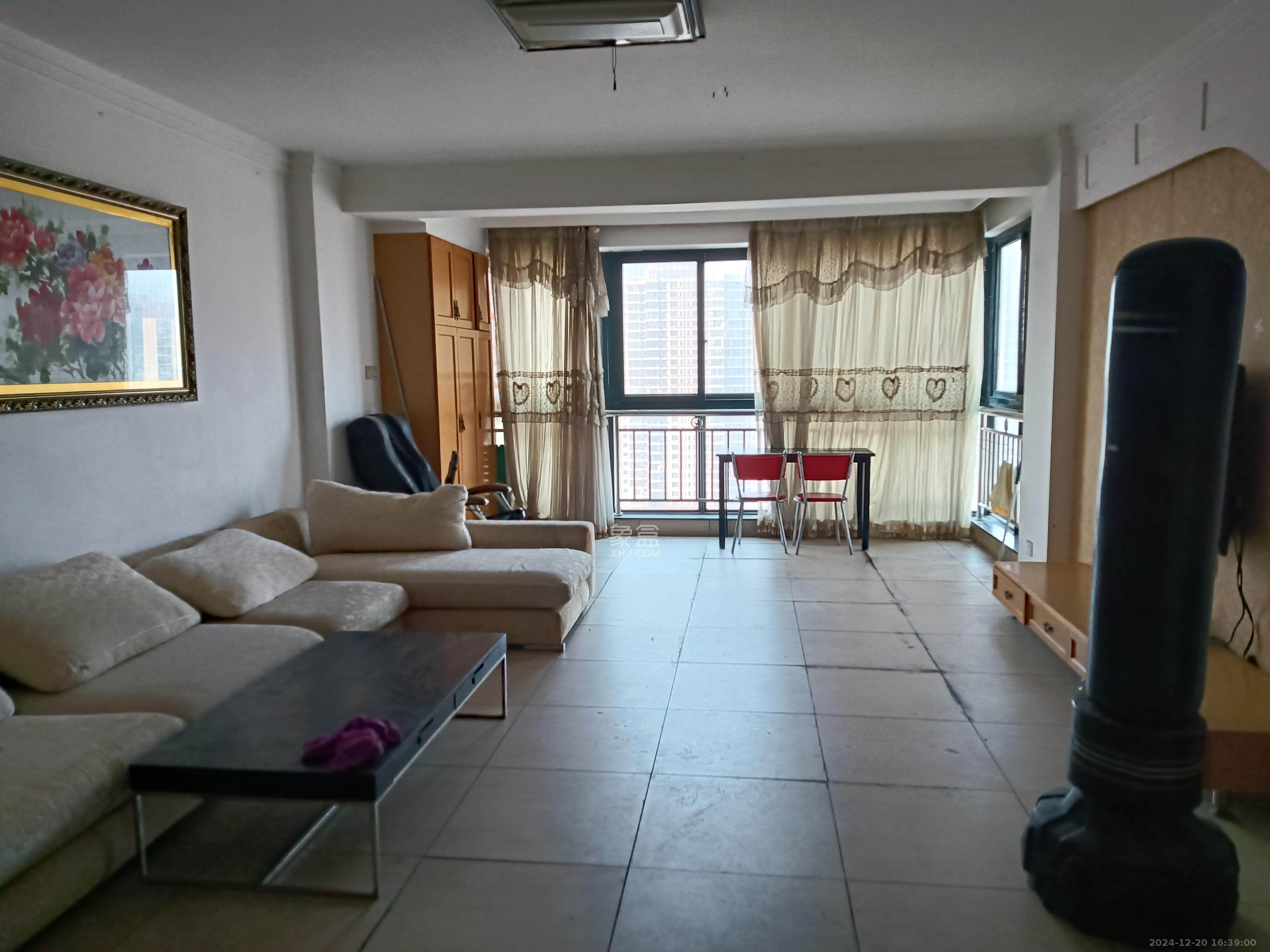 浏阳河畔家园  3室2厅2卫    2400.0元/月 浏阳河畔家园  3室2厅2卫    2400.0元/月室内图