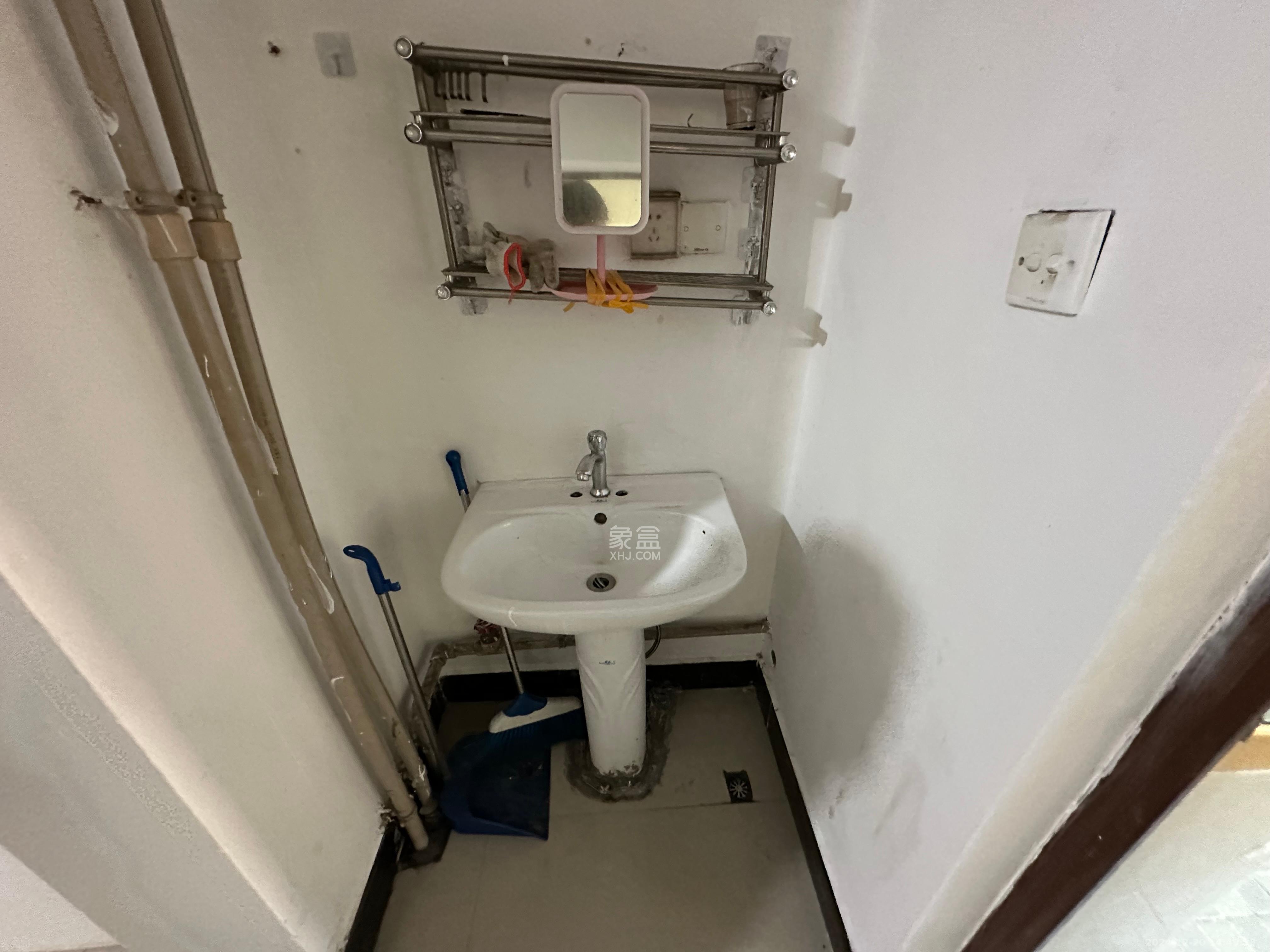 洞井一小区 1室0厅0卫 1400.0元/月 洞井一小区 1室0厅0卫 1400.0元/月室内图