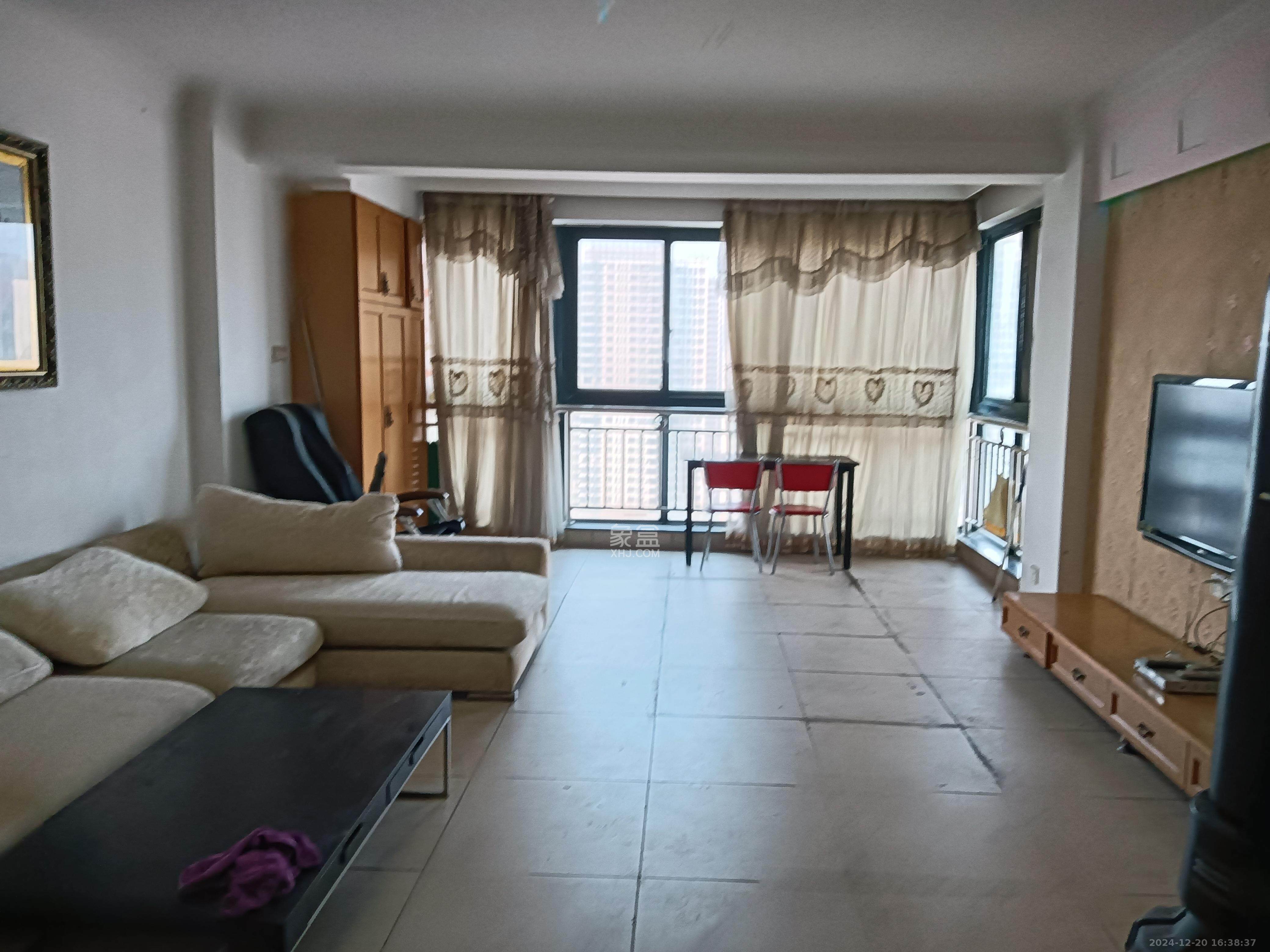 浏阳河畔家园  3室2厅2卫    2400.0元/月 浏阳河畔家园  3室2厅2卫    2400.0元/月室内图