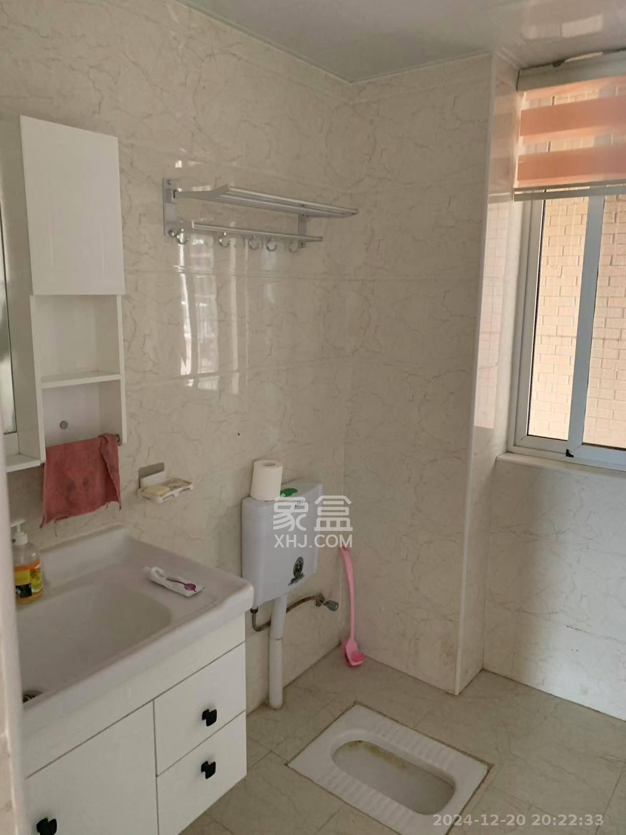 和润园一、二期 3室2厅2卫 2400.0元/月 和润园一、二期 3室2厅2卫 2400.0元/月室内图