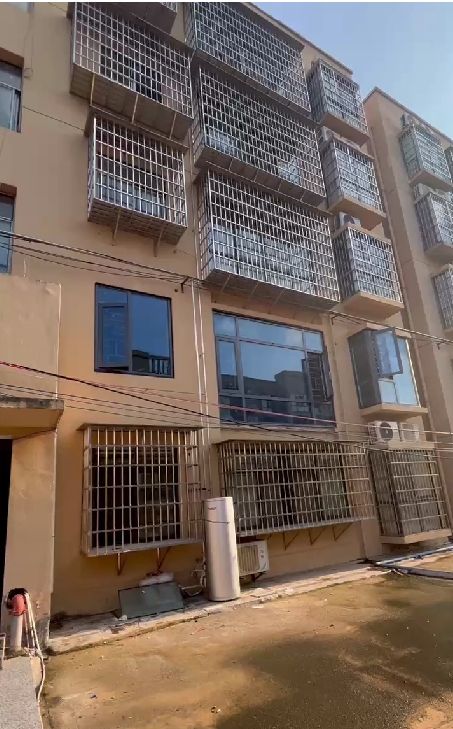 新世界建材城  3室2厅2卫   46.80万客厅