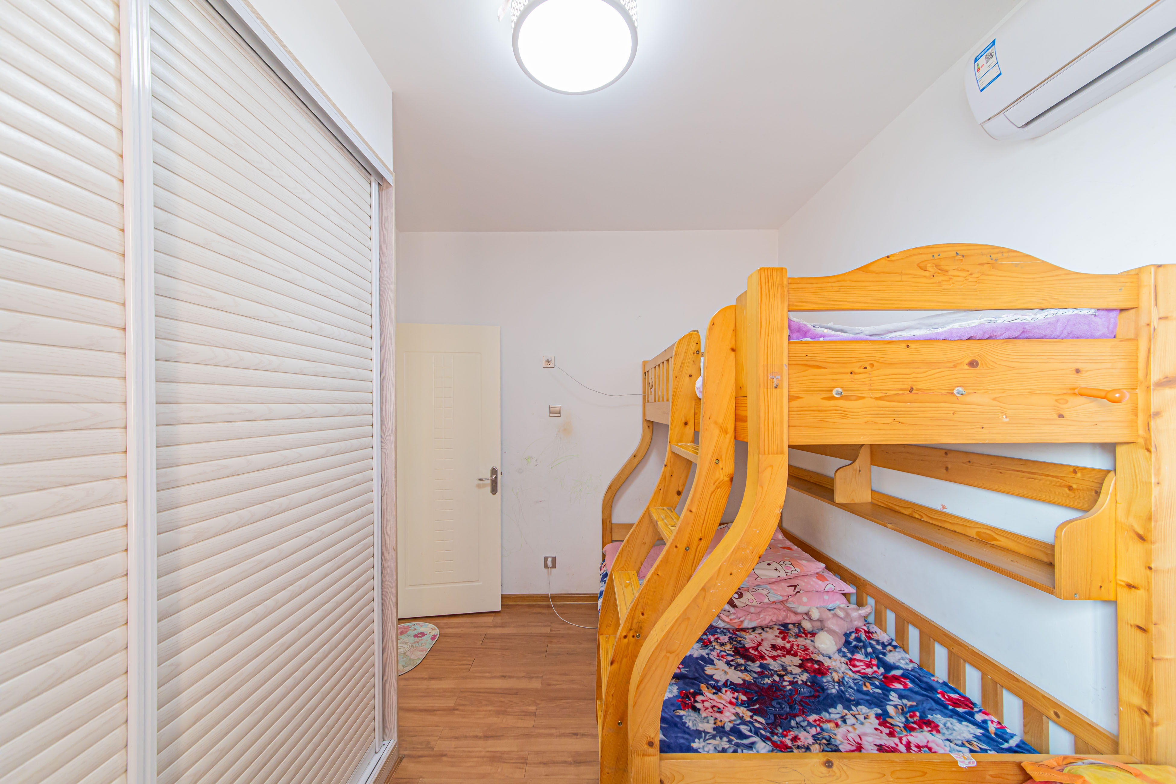 鑫远和城(一、二期) 2室2厅1卫 82.0万 鑫远和城(一、二期) 2室2厅1卫 82.0万卧室