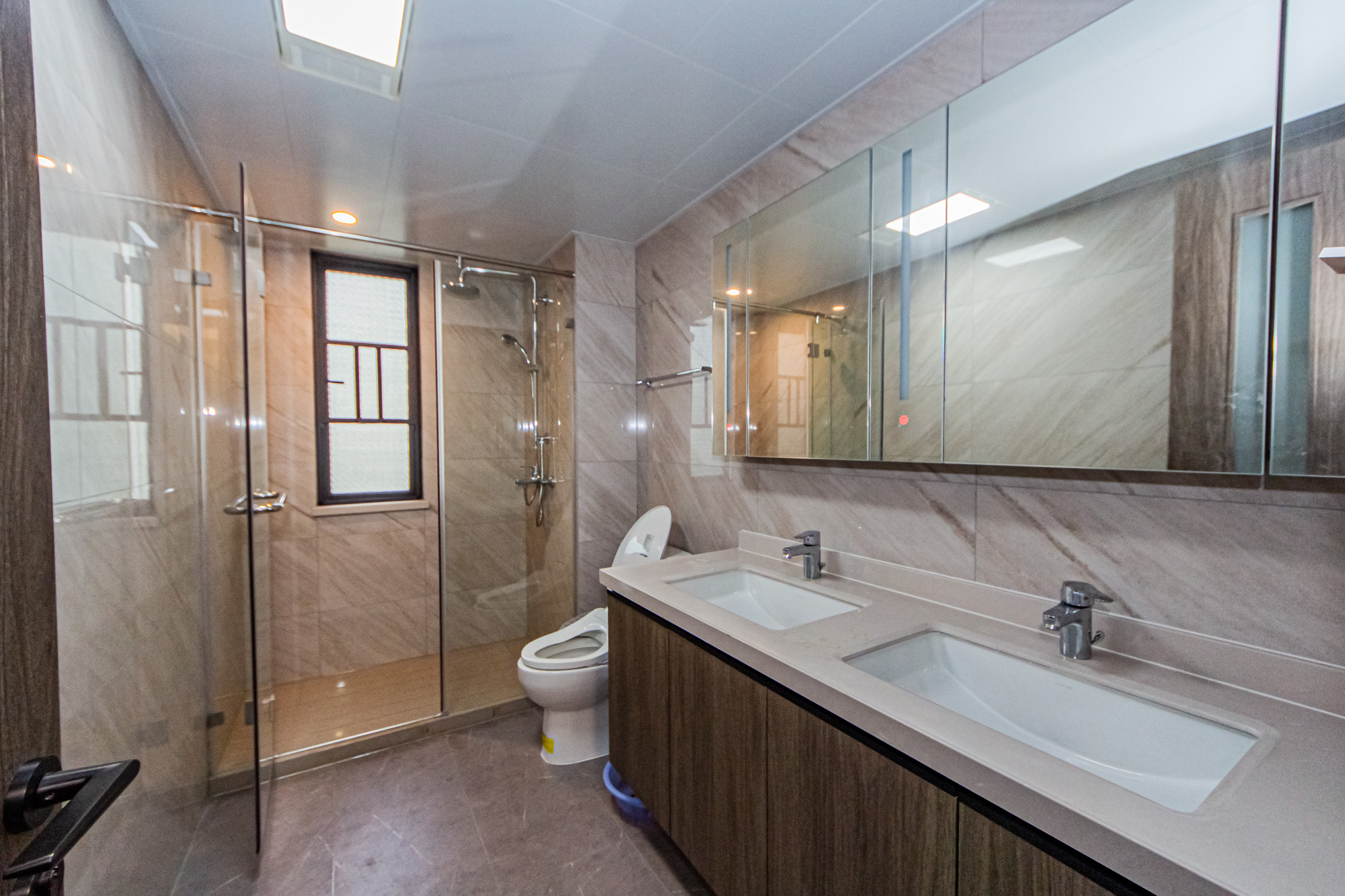 龙湖春江天玺 4室2厅2卫 218.0万 龙湖春江天玺 4室2厅2卫 218.0万卫生间