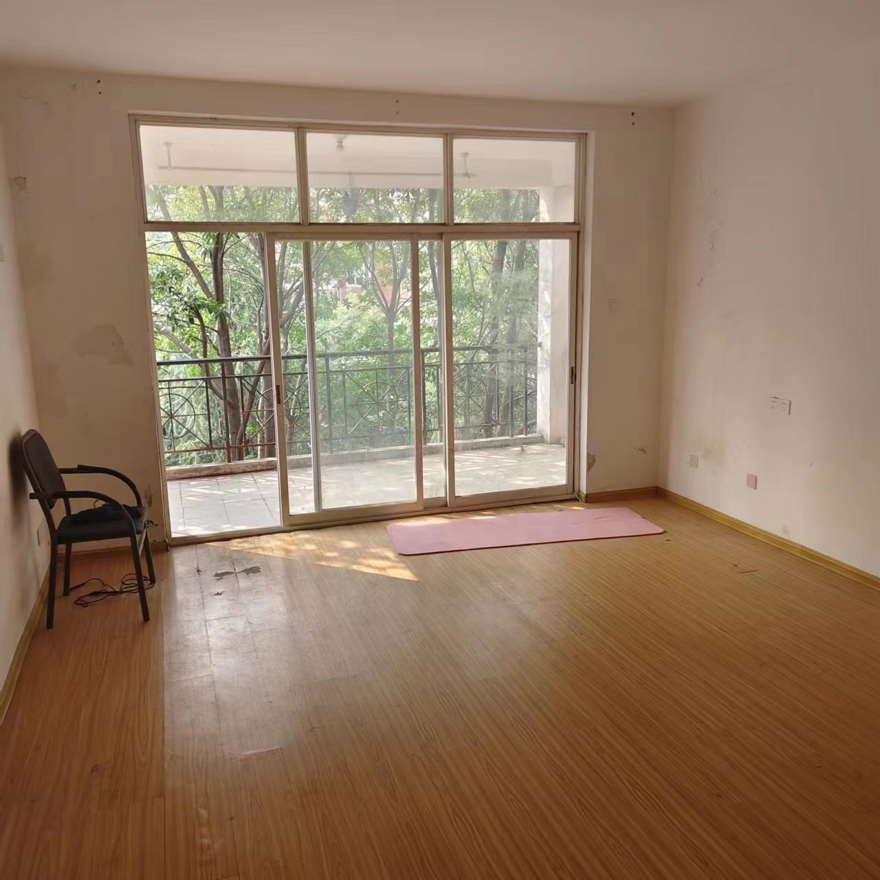 山水人家一二期  1室2厅1卫   700.00元/月室内图