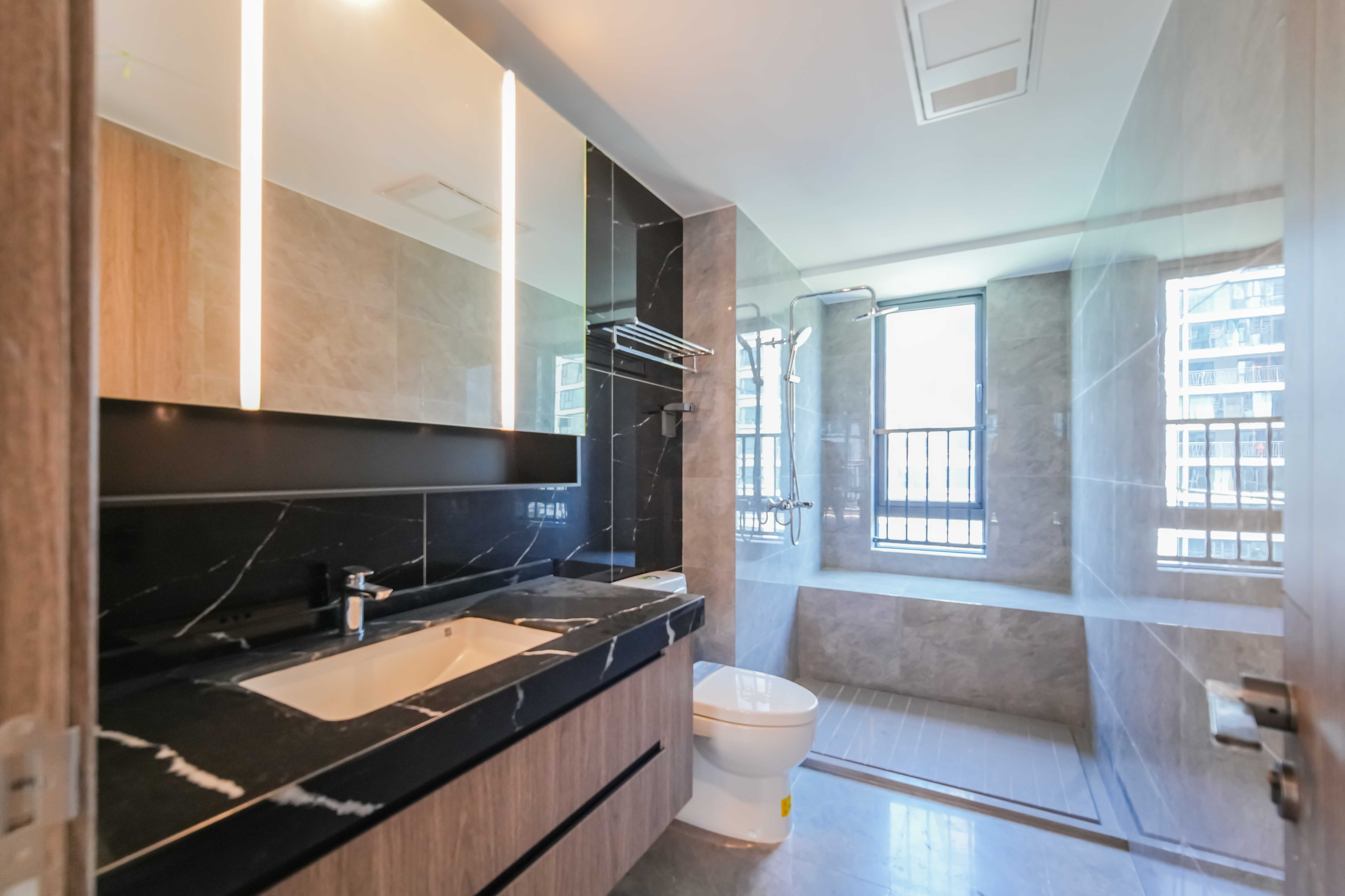 轨道万科悦府  4室2厅2卫    210.0万 轨道万科悦府  4室2厅2卫    210.0万卫生间