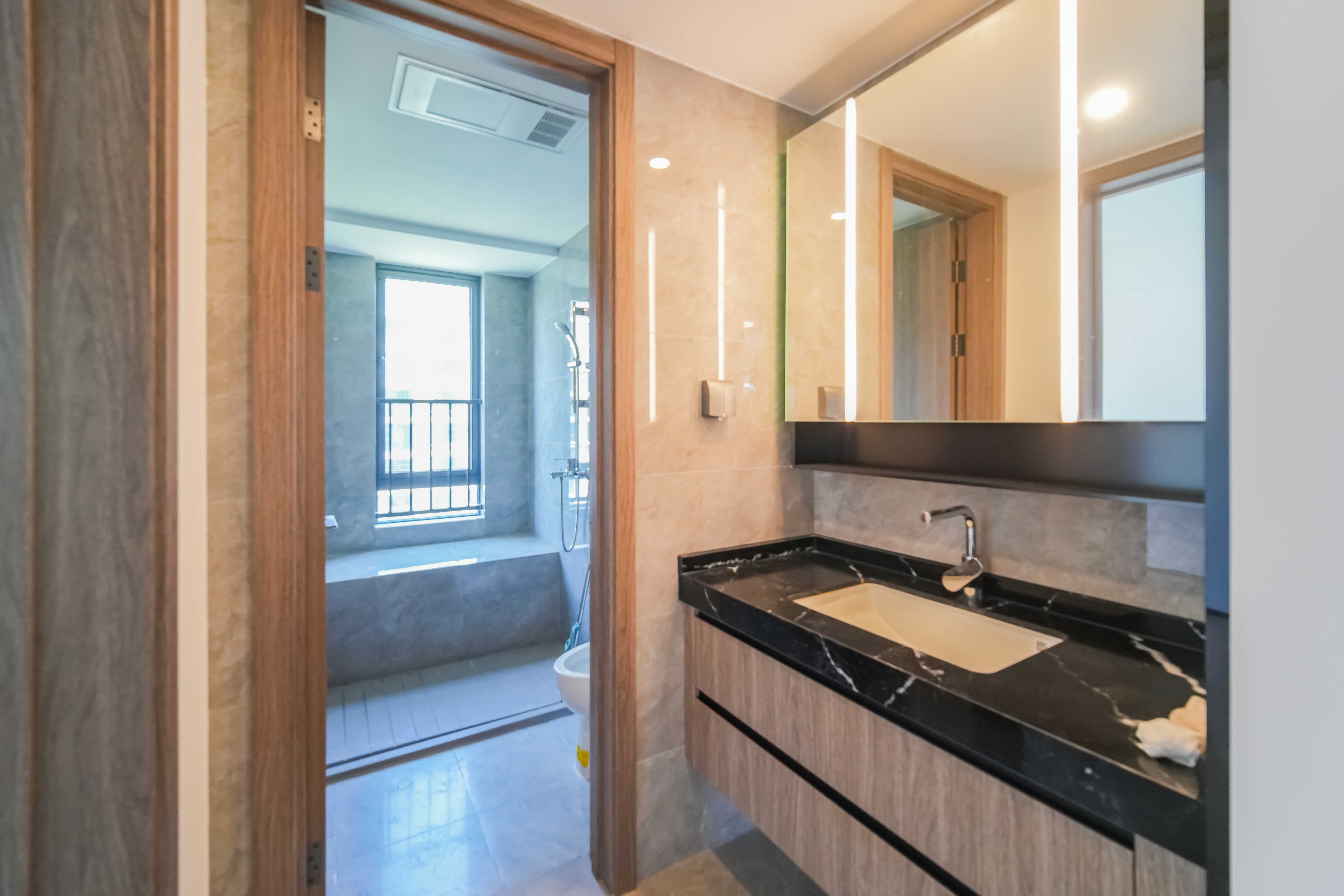 轨道万科悦府  4室2厅2卫    210.0万 轨道万科悦府  4室2厅2卫    210.0万卫生间