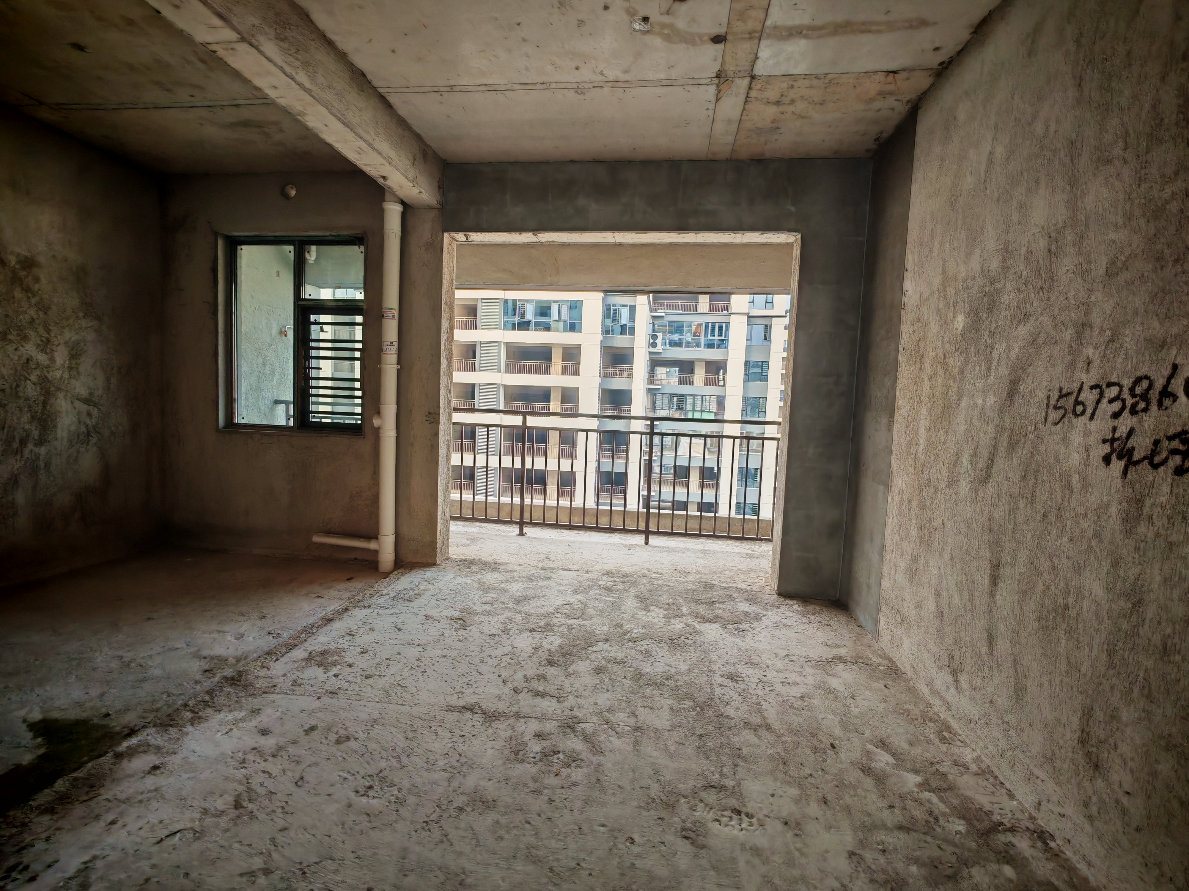 青春里-铂樾府 5室2厅2卫 185.0万 青春里-铂樾府 5室2厅2卫 185.0万客厅