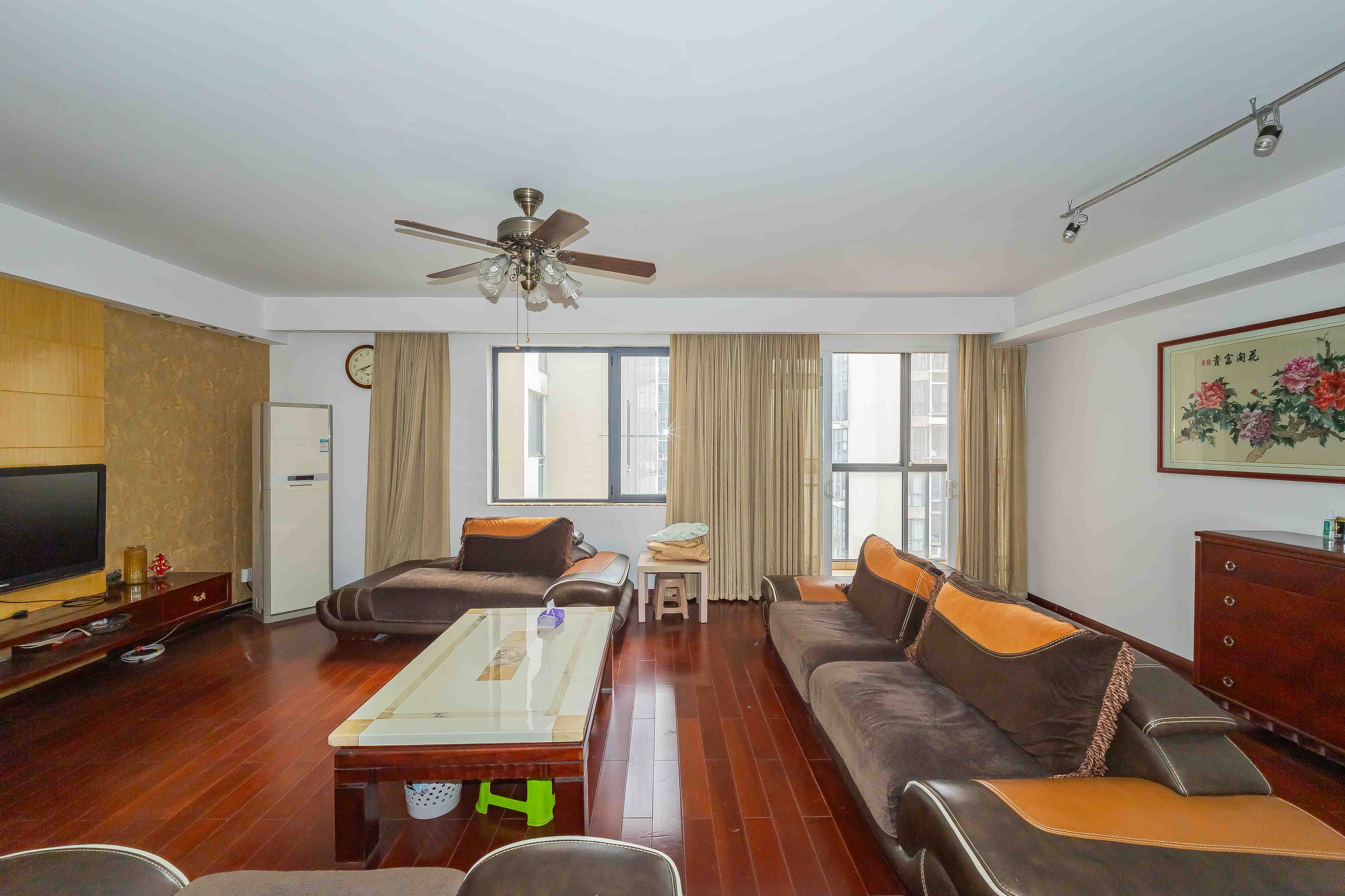 三万英尺 4室2厅2卫 198.0万 三万英尺 4室2厅2卫 198.0万客厅