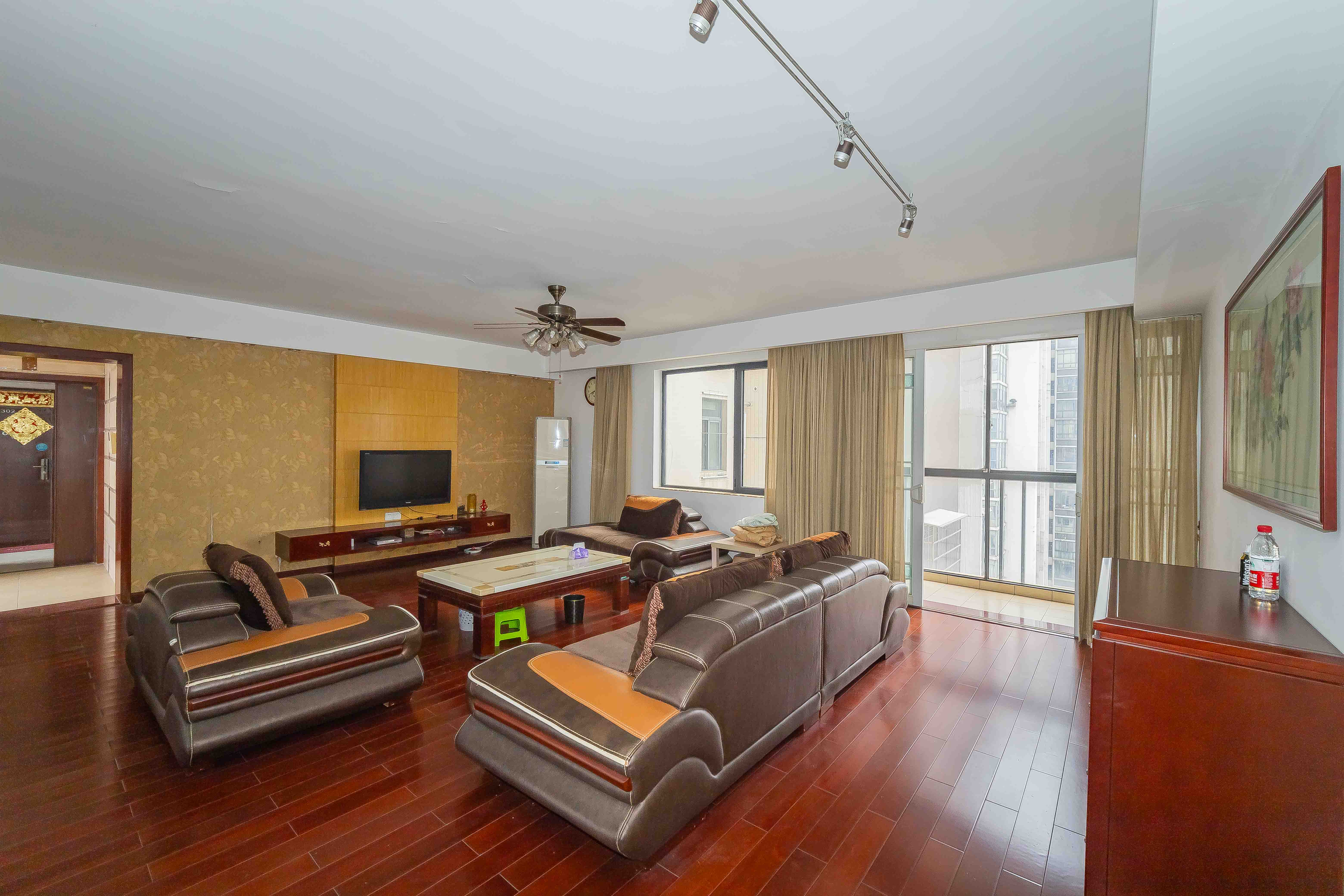 三万英尺 4室2厅2卫 198.0万 三万英尺 4室2厅2卫 198.0万客厅