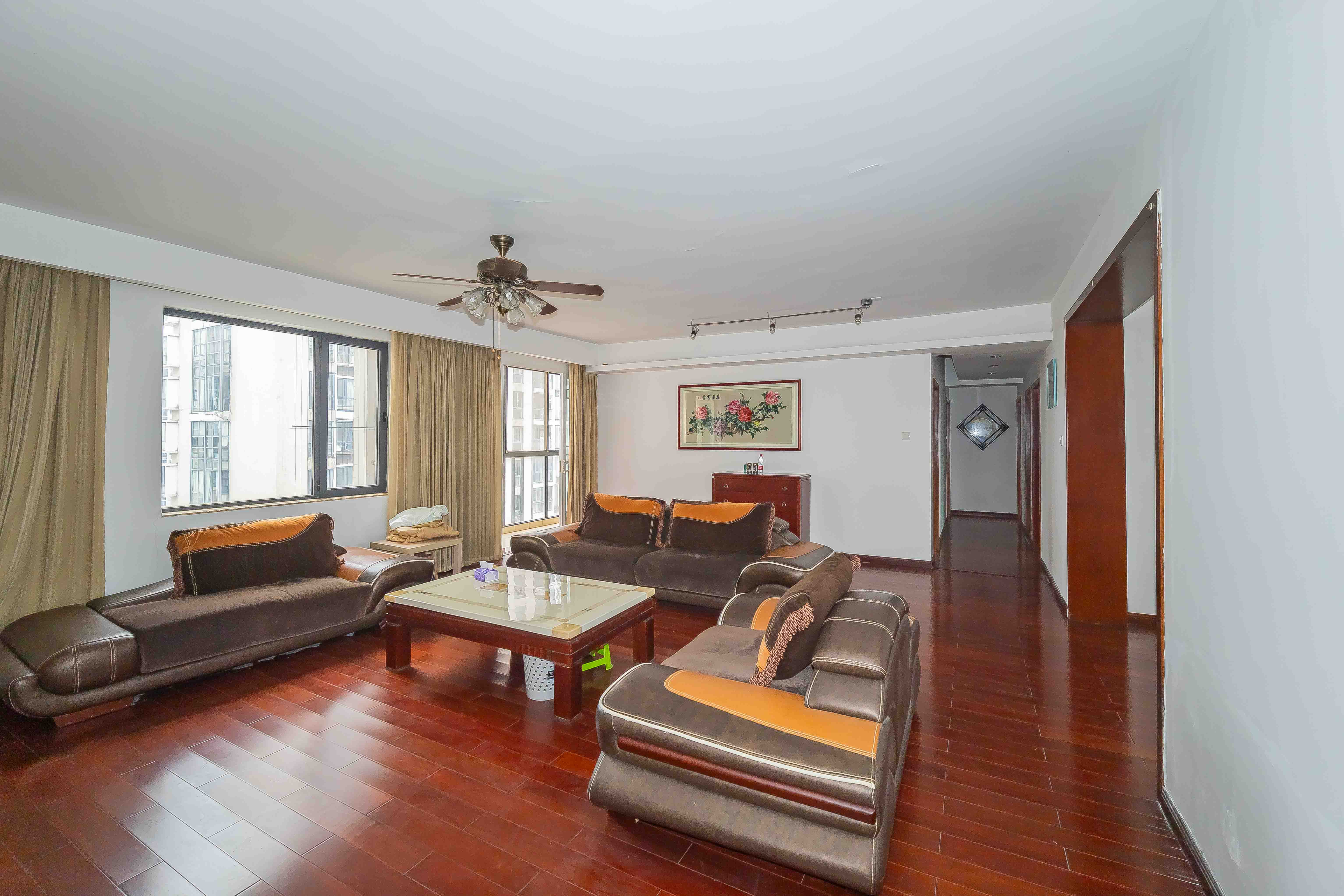 三万英尺 4室2厅2卫 198.0万 三万英尺 4室2厅2卫 198.0万客厅