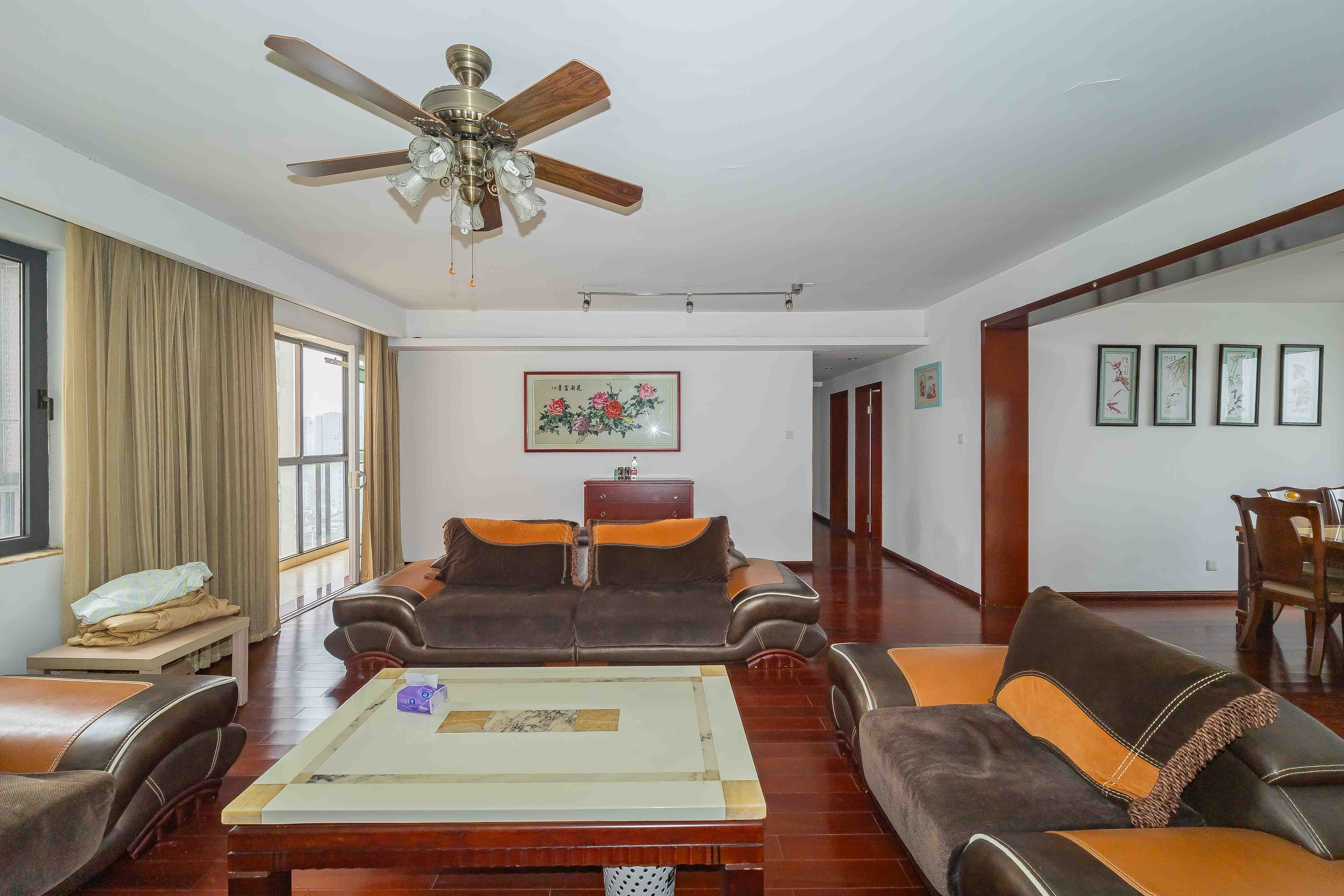 三万英尺 4室2厅2卫 198.0万 三万英尺 4室2厅2卫 198.0万客厅