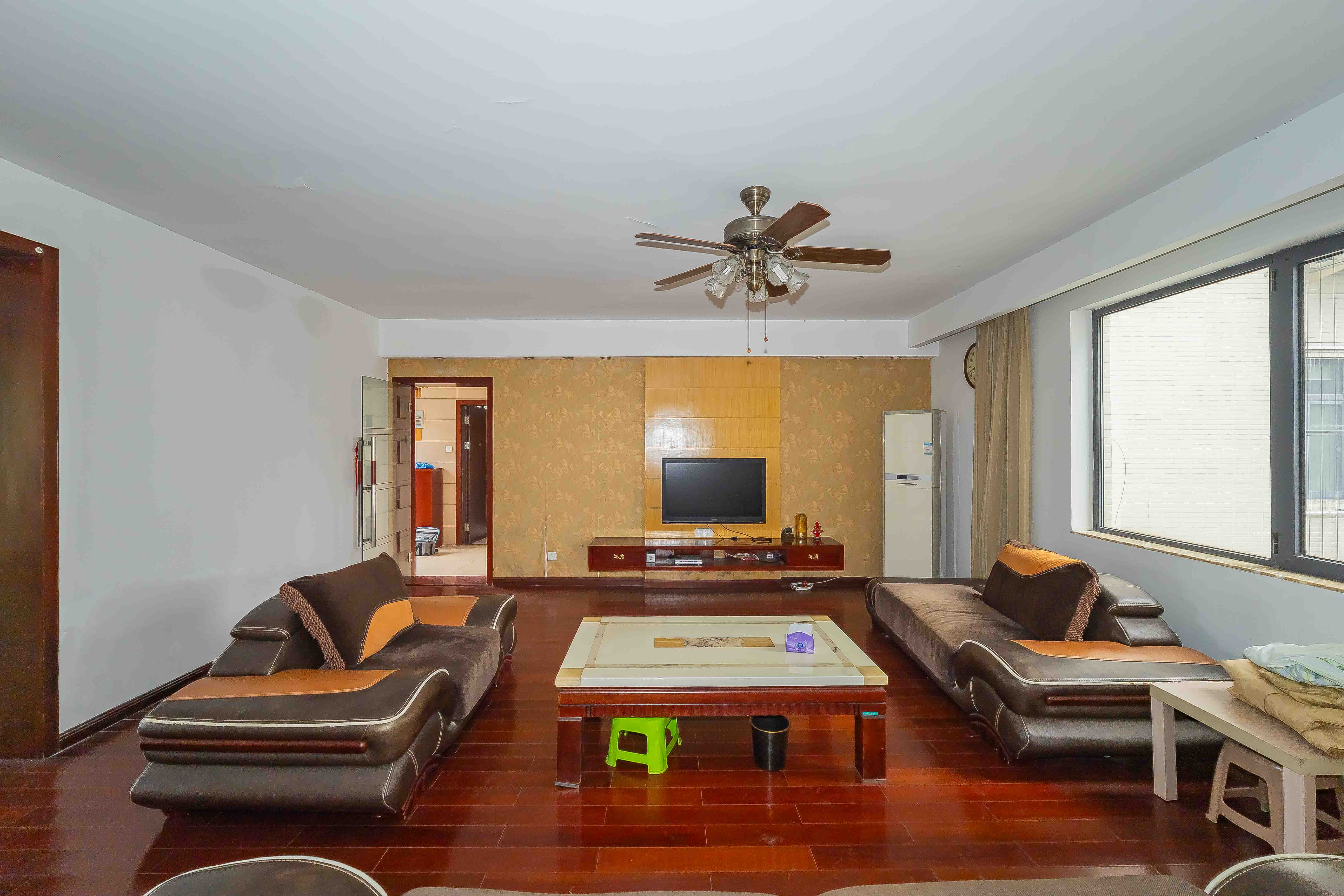 三万英尺 4室2厅2卫 198.0万 三万英尺 4室2厅2卫 198.0万客厅