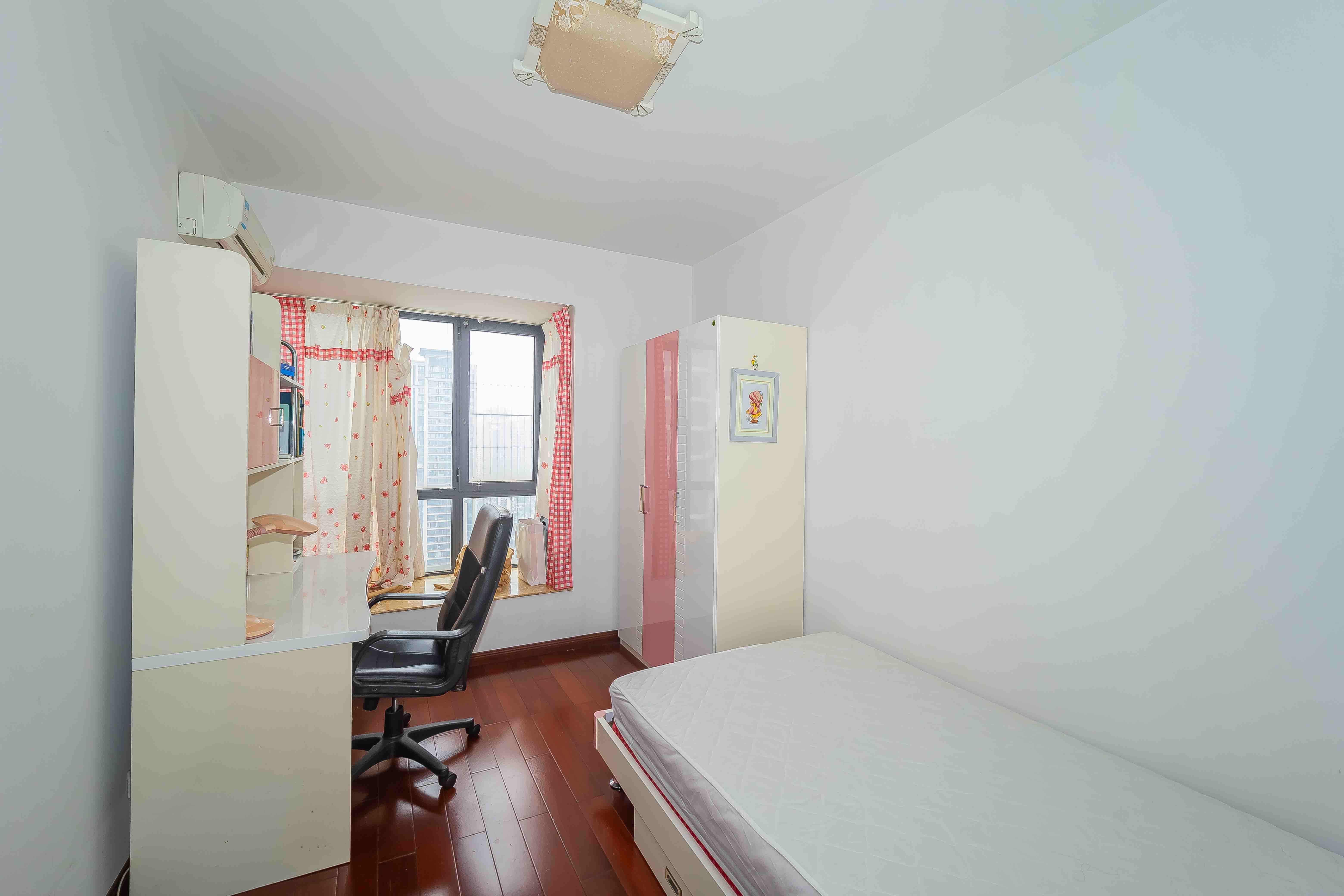 三万英尺 4室2厅2卫 198.0万 三万英尺 4室2厅2卫 198.0万卧室