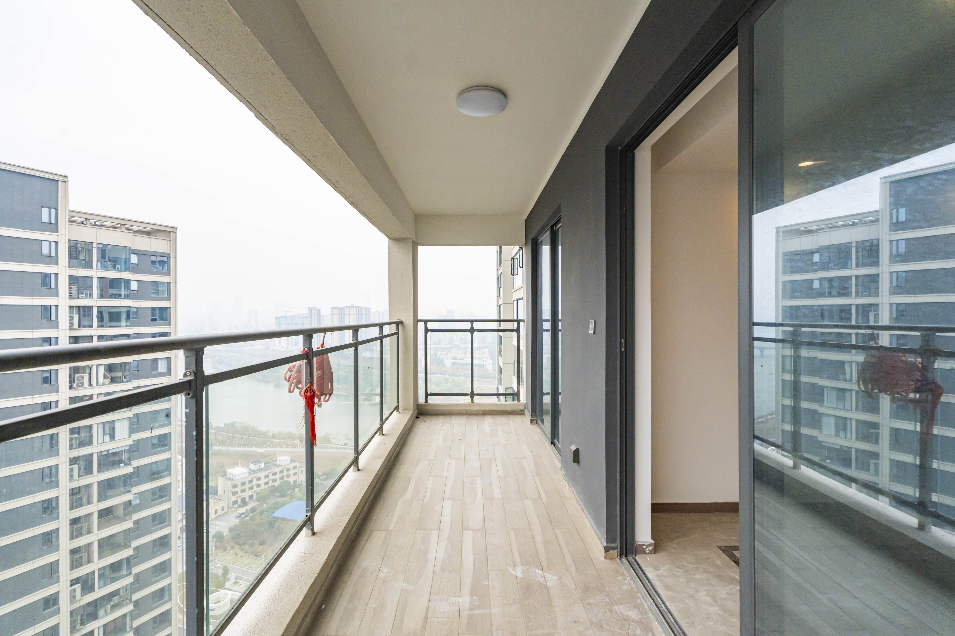 绿地V岛 3室2厅2卫 160.0万 绿地V岛 3室2厅2卫 160.0万阳台