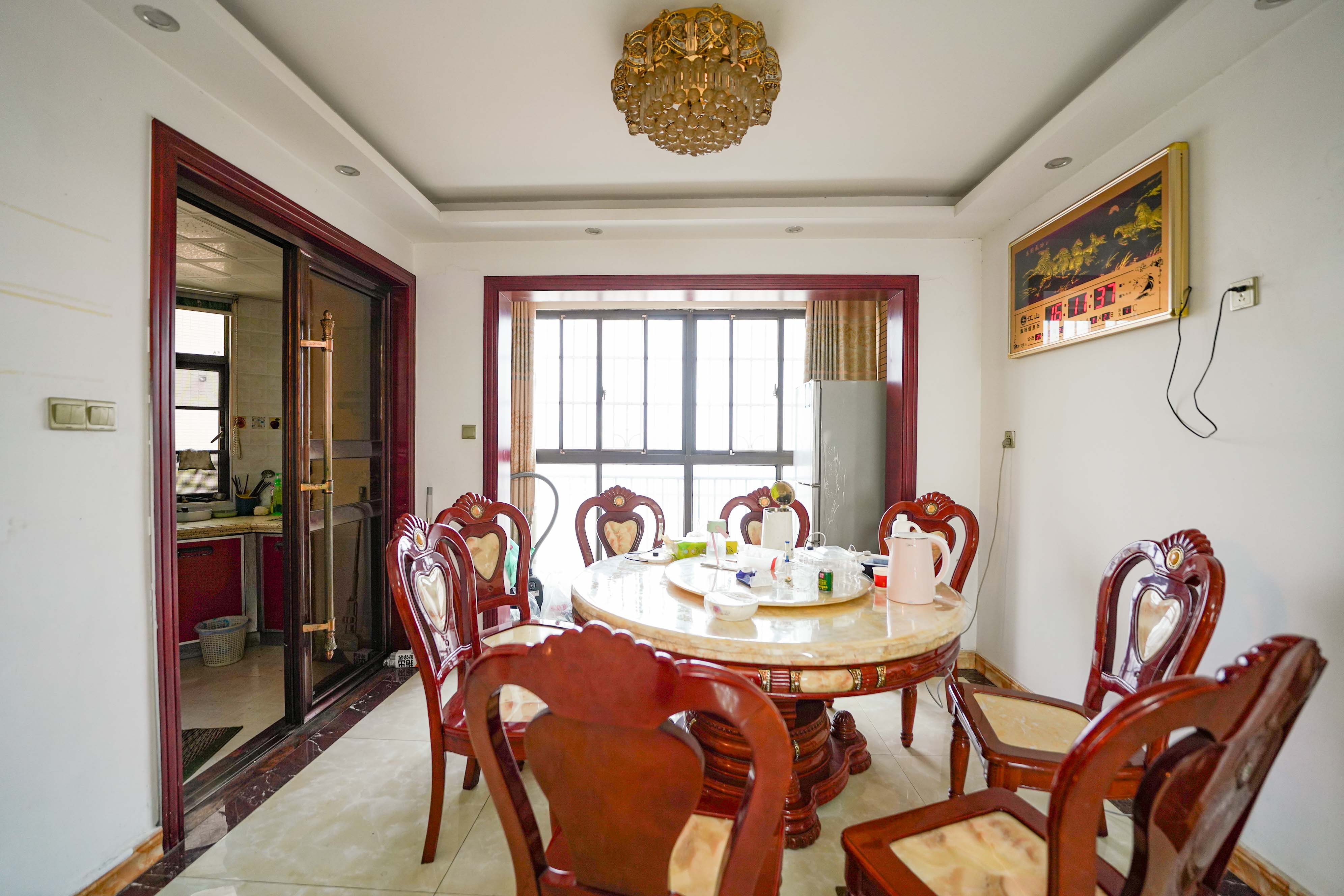 幸福庄园 4室2厅2卫 92.0万 幸福庄园 4室2厅2卫 92.0万客厅