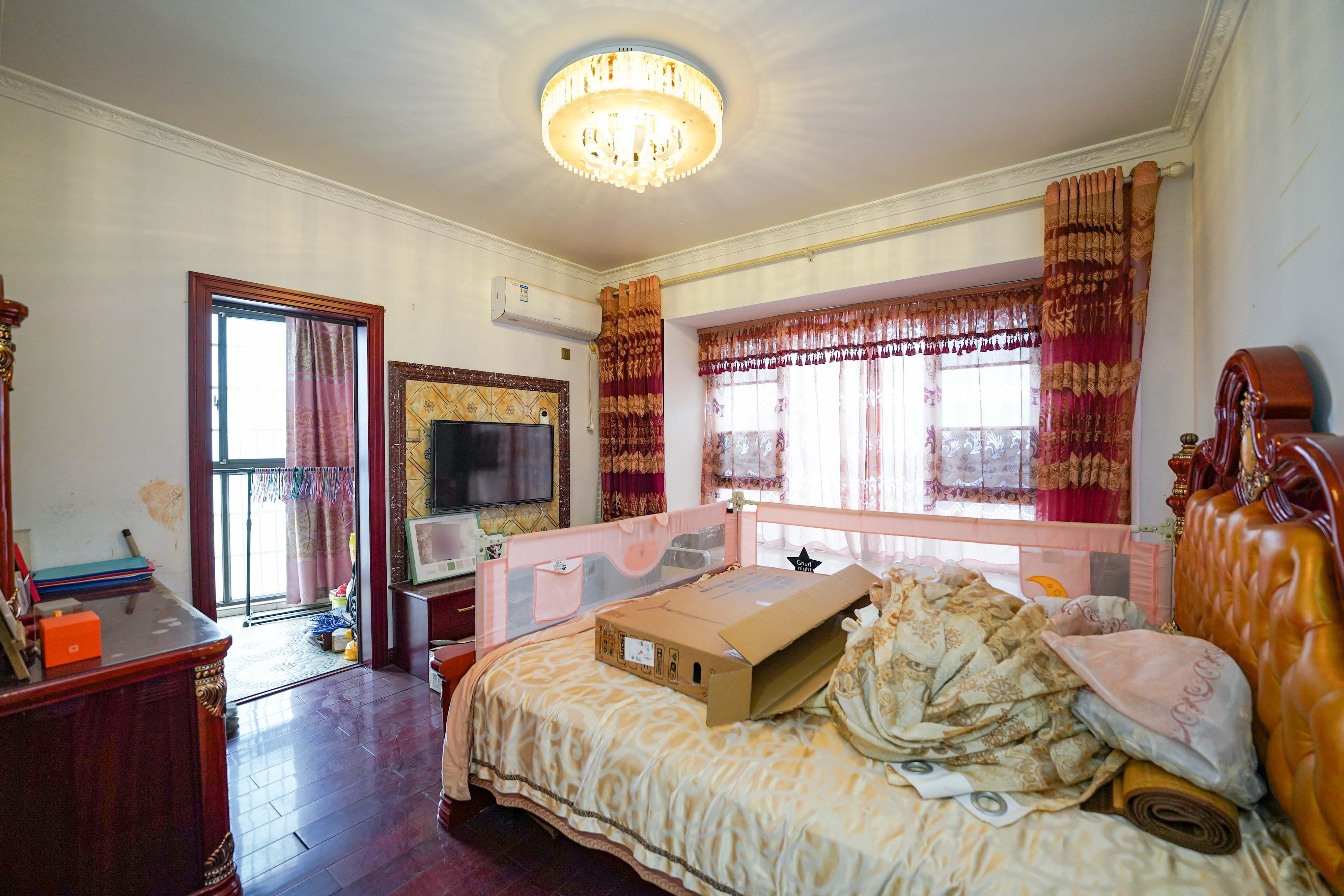 幸福庄园 4室2厅2卫 92.0万 幸福庄园 4室2厅2卫 92.0万卧室