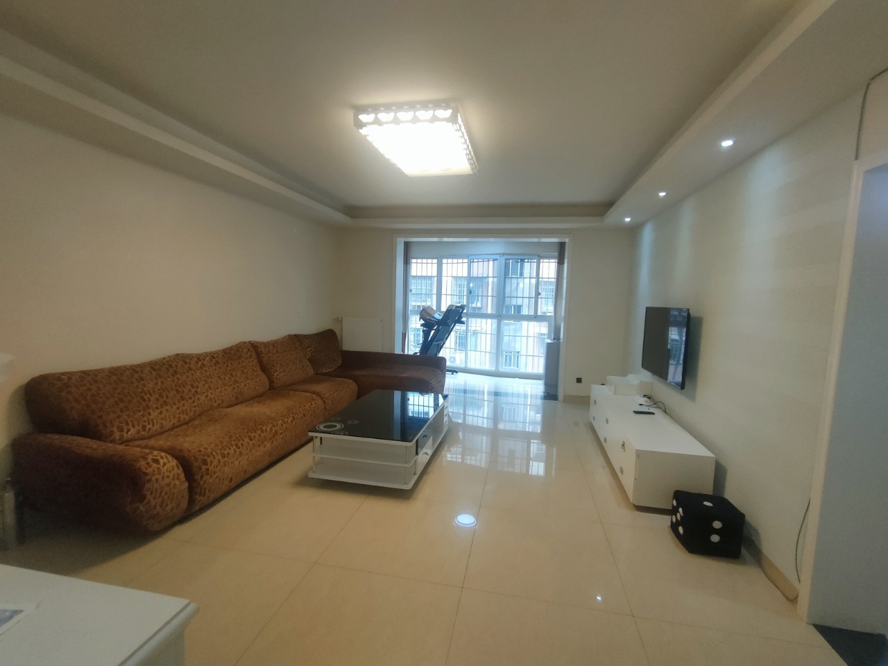 新桥小区  3室2厅2卫   2200.00元/月室内图