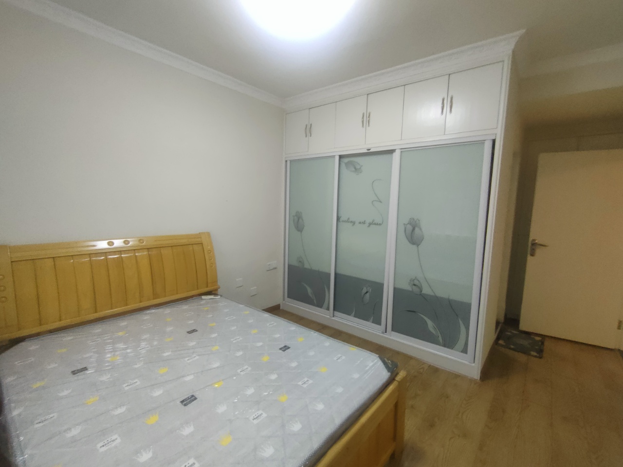 新桥小区  3室2厅2卫   2200.00元/月室内图