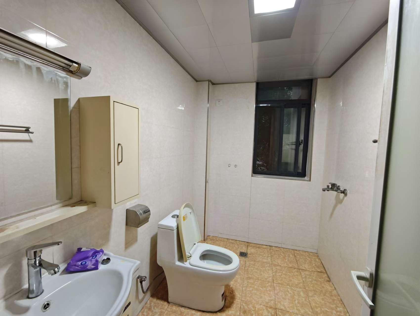 湖南省地震局单位宿舍 4室2厅2卫 3000.0元/月 湖南省地震局单位宿舍 4室2厅2卫 3000.0元/月室内图