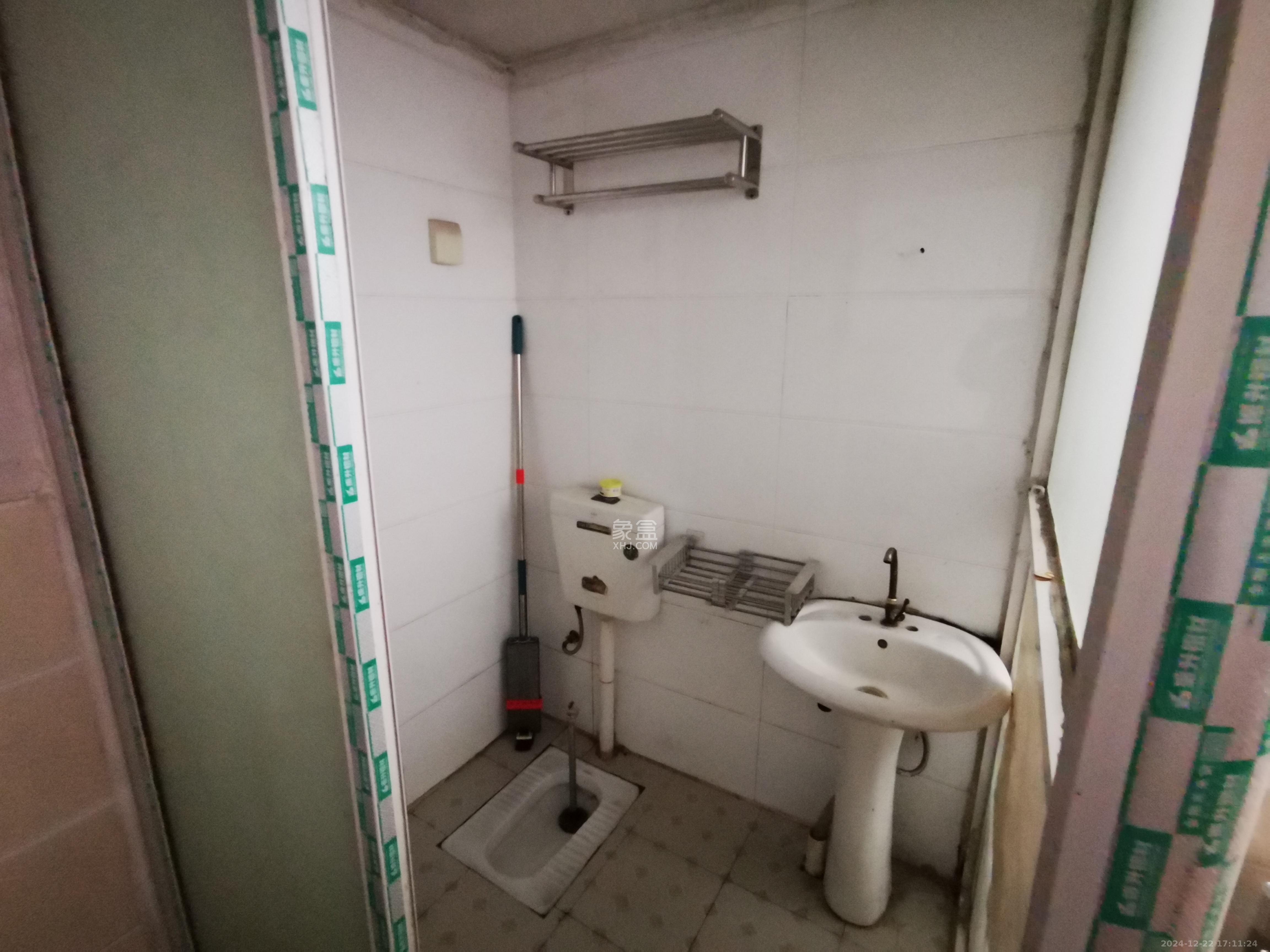 鄱阳小区  1室1厅1卫    500.0元/月 鄱阳小区  1室1厅1卫    500.0元/月室内图