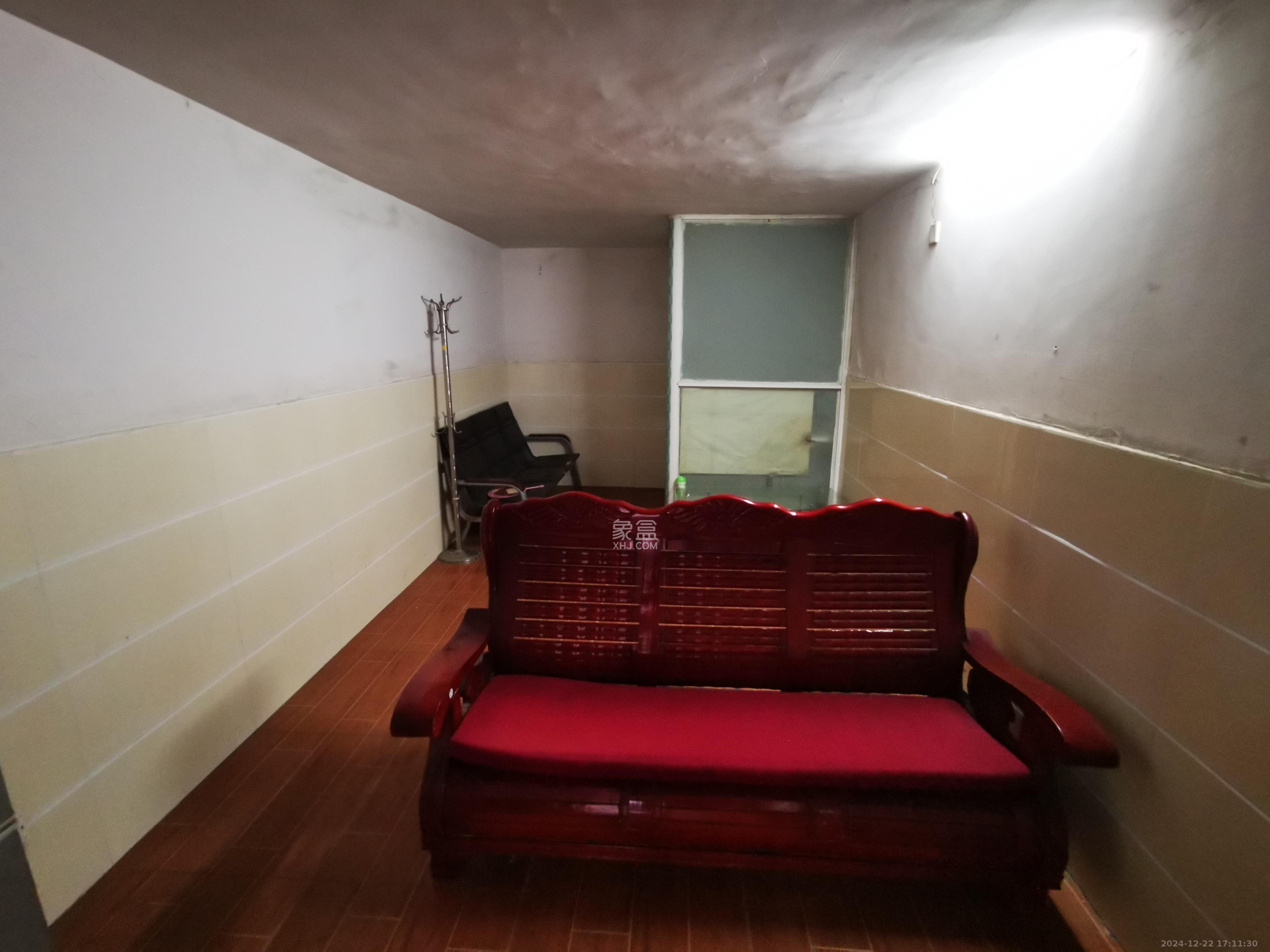 鄱阳小区  1室1厅1卫    500.0元/月 鄱阳小区  1室1厅1卫    500.0元/月室内图