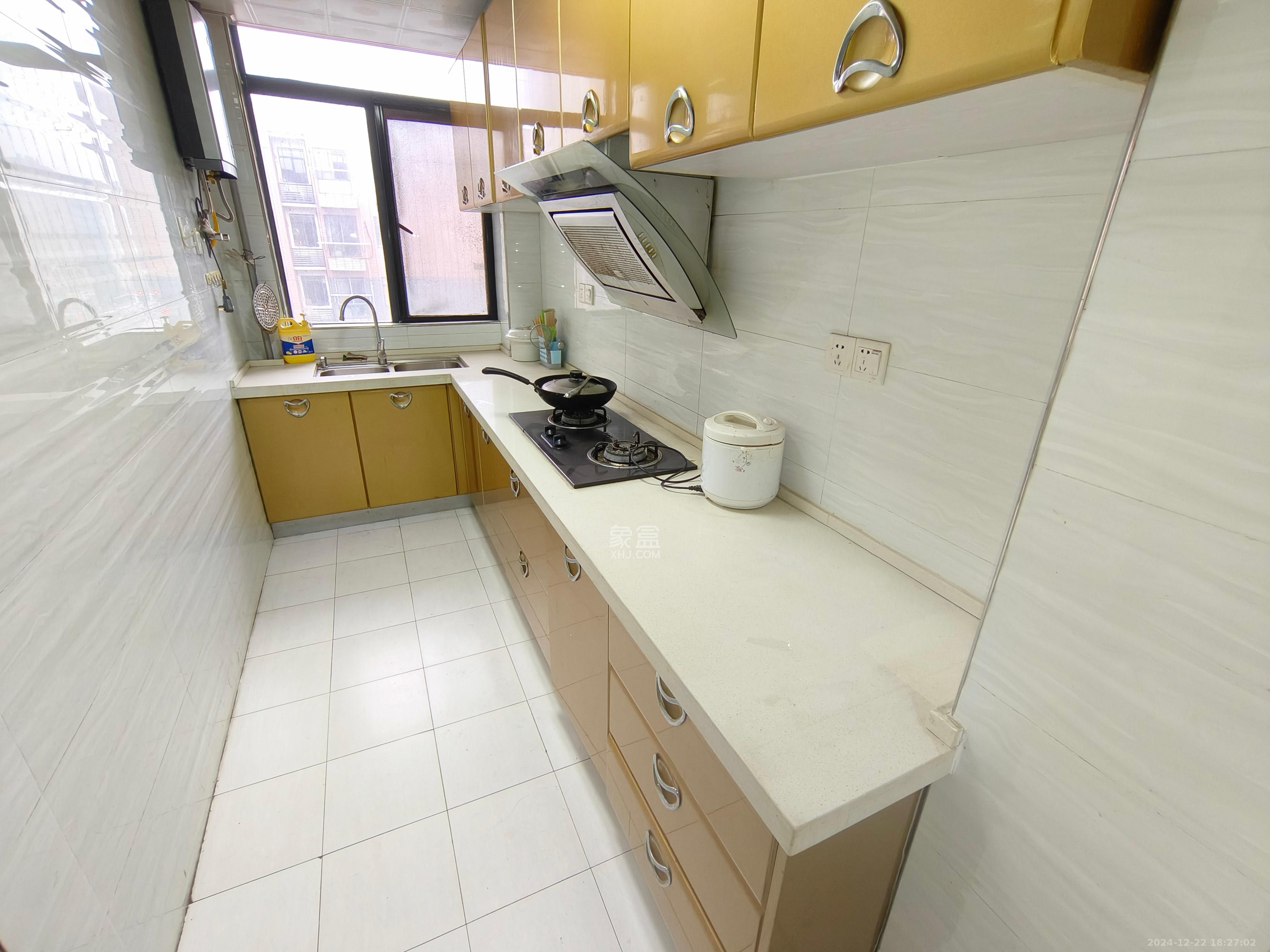 阳光100三期  3室2厅1卫   2400.00元/月室内图