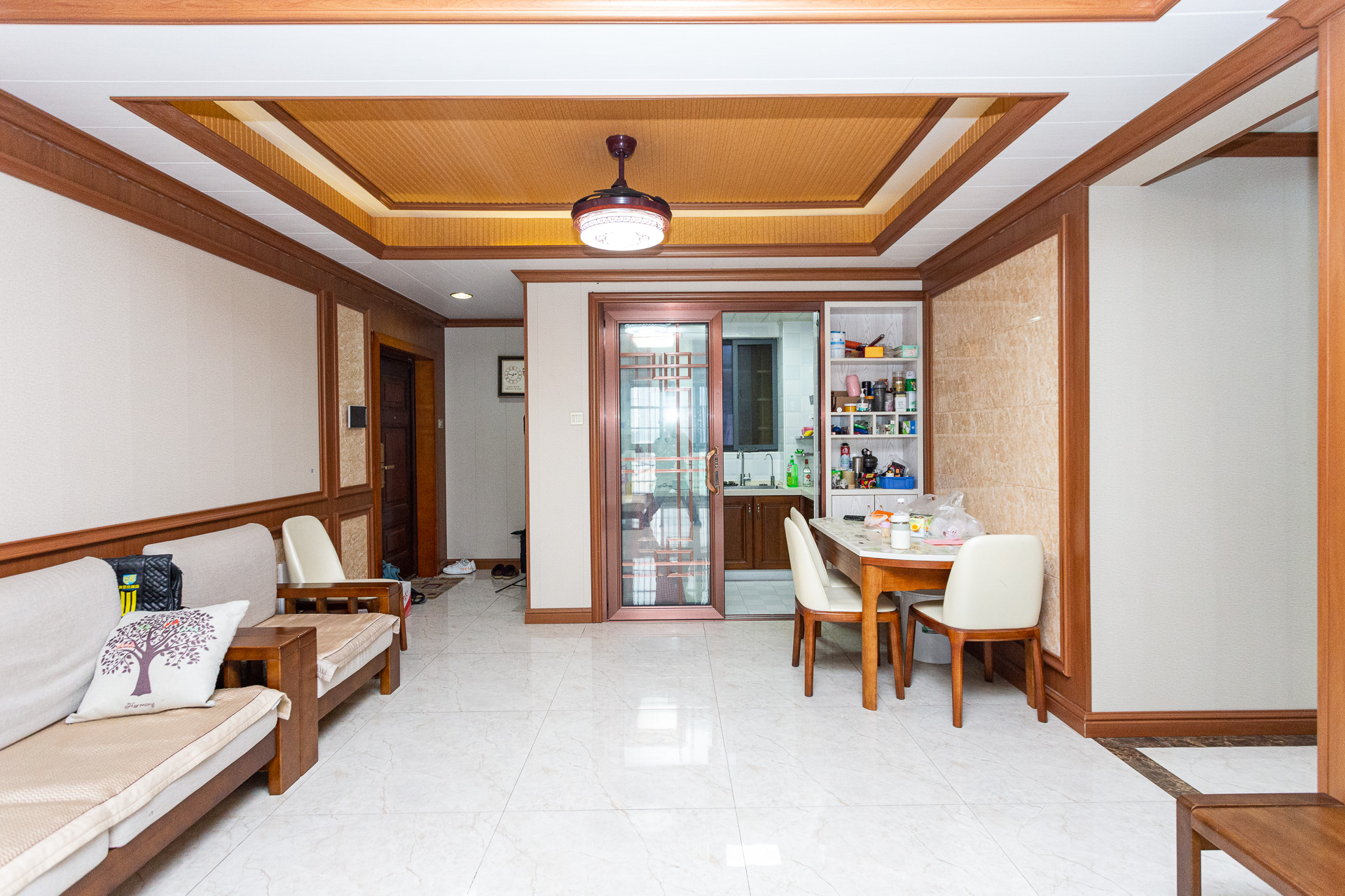 勤诚达新界 4室2厅2卫 99.0万 勤诚达新界 4室2厅2卫 99.0万客厅